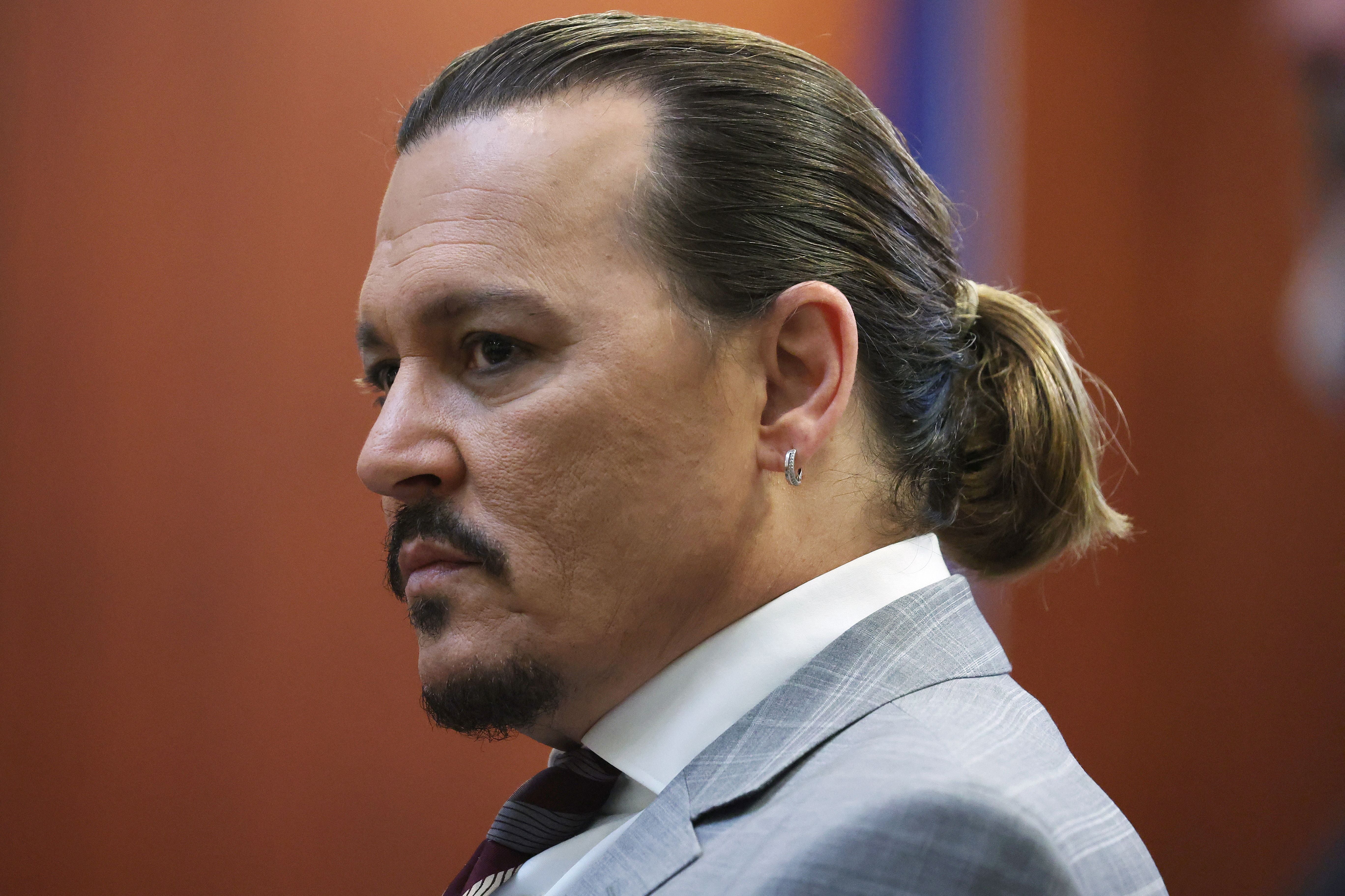 Johnny Depp en el juzgado de Virginia durante su juicio por difamación de 2022