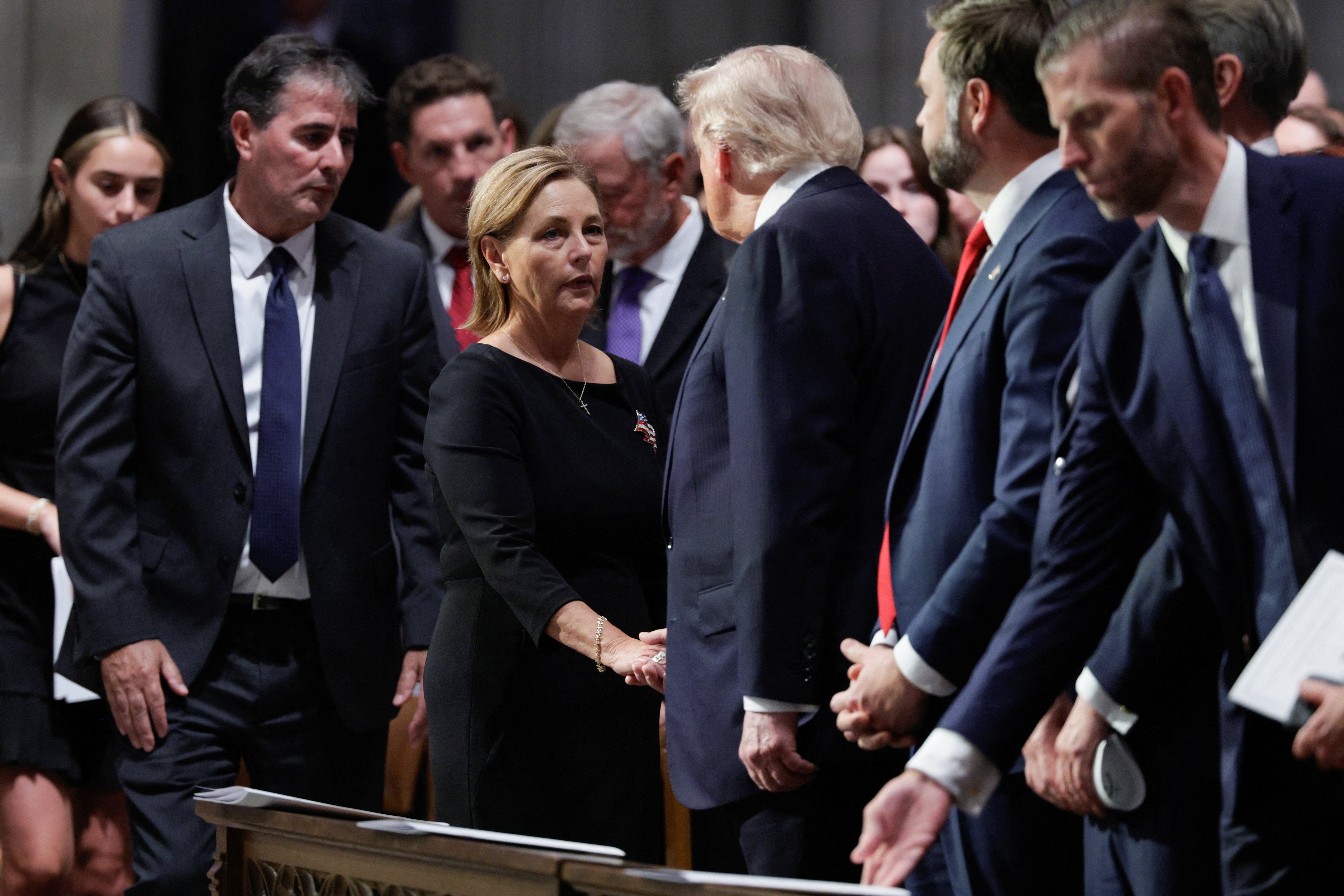 Darline Graham, en la imagen saludando al presidente Donald Trump durante el funeral de Lindsey Graham, cuenta con el pleno respaldo del mandatario en su campaña por conservar el escaño de Carolina del Sur durante un mandato completo de seis años