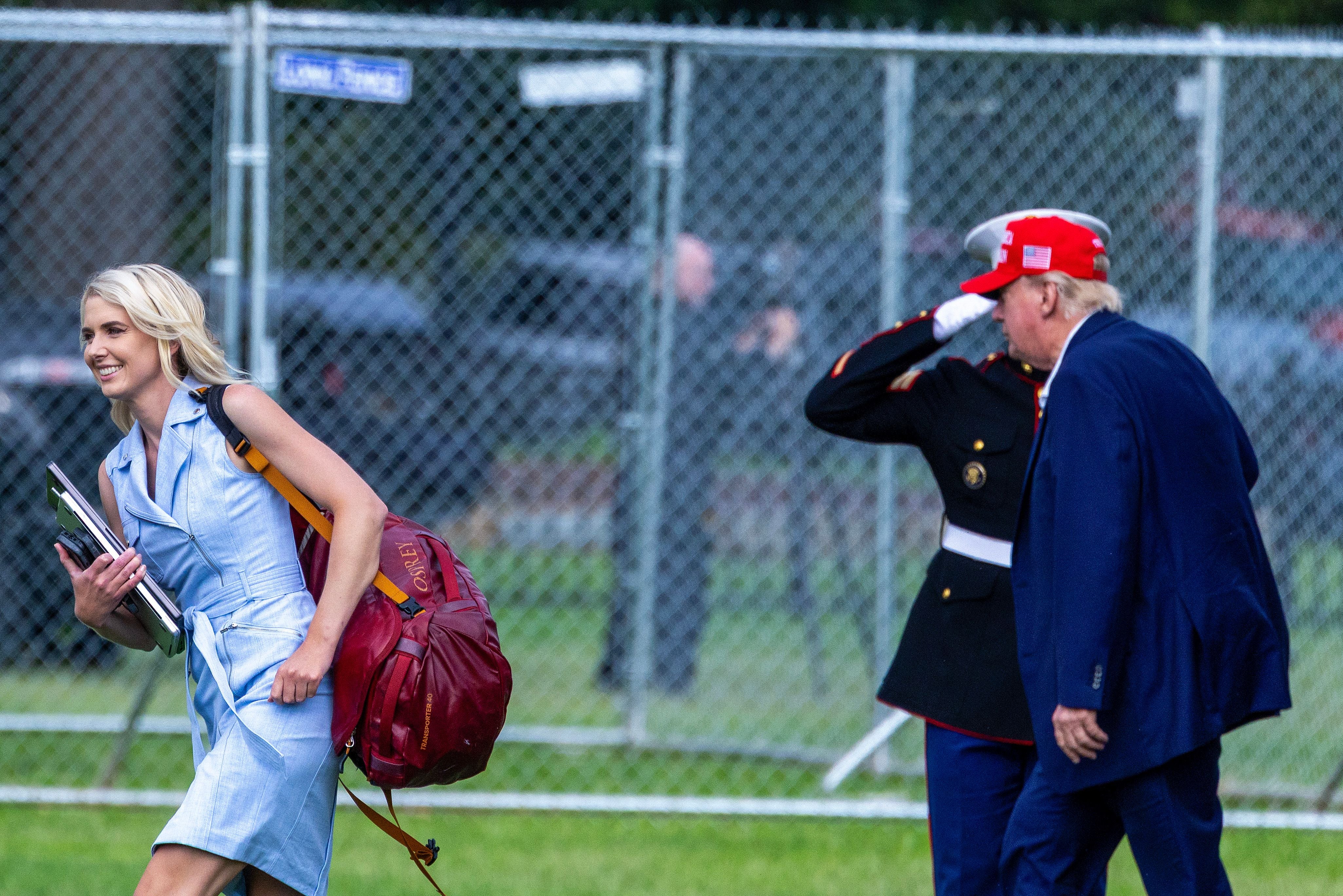 En los últimos meses, Harp ha atraído una creciente atención mediática por su presencia casi constante junto a Trump y por lo que algunos consideran una devoción inusual hacia el presidente. En la imagen, ambos caminan tras aterrizar en la Elipse, cerca de la Casa Blanca, el 16 de agosto