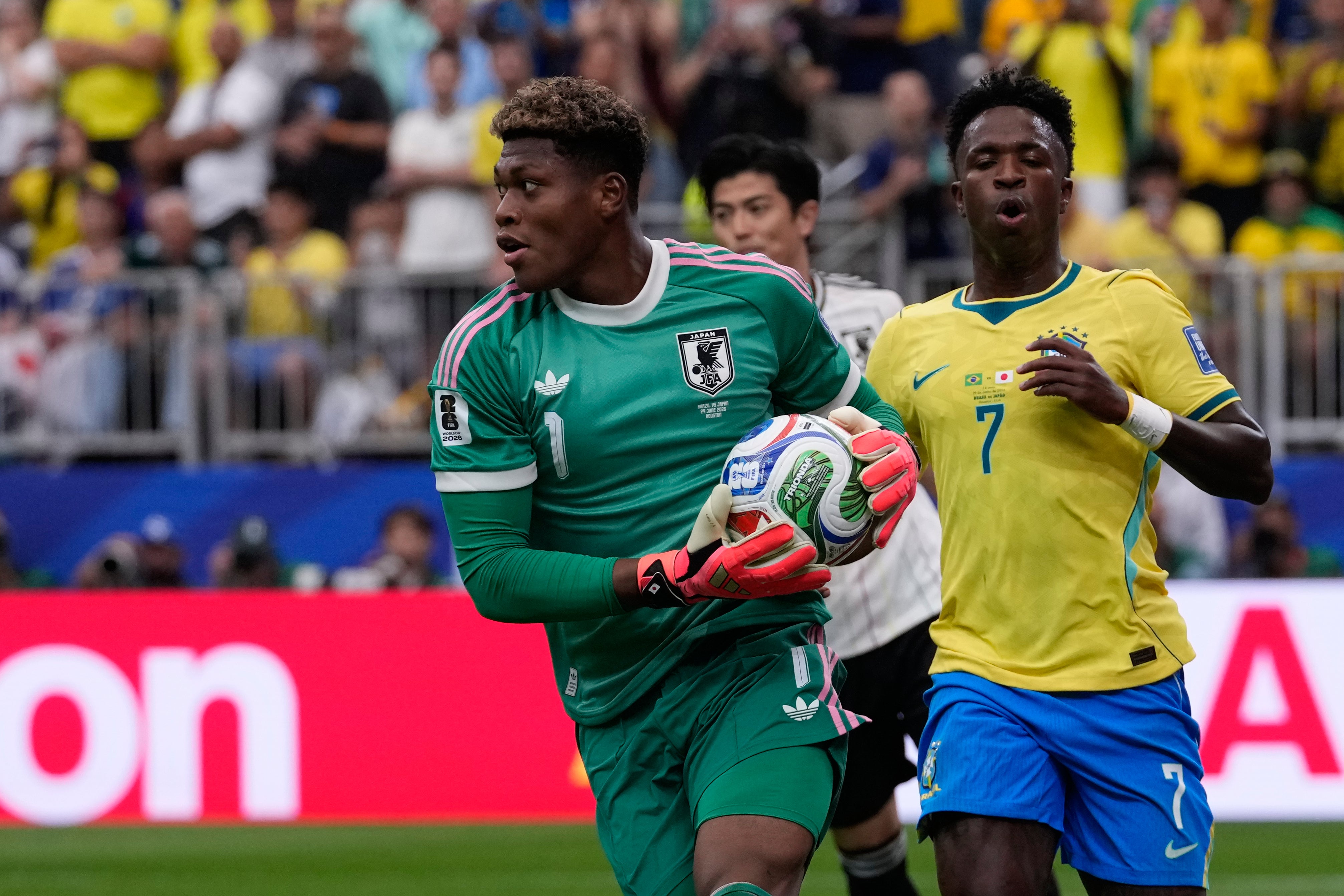 Aston Villa ficha al portero japonés Suzuki y deja incierto el futuro de Martínez