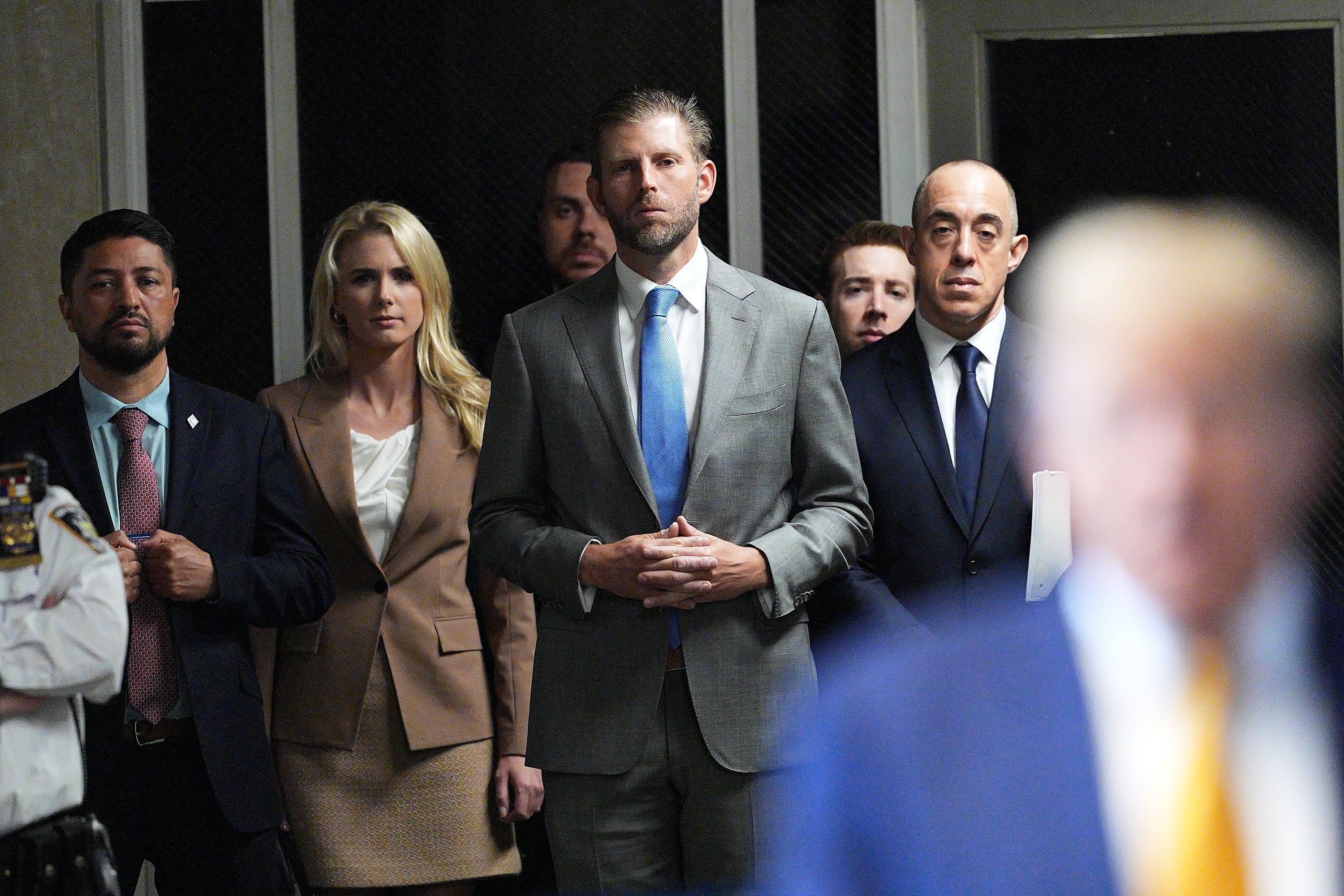 Eric Trump (en el centro a la derecha de la foto) defendió a una de las colaboradoras más cercanas de su padre, Natalie Harp (en el centro a la izquierda de la foto), después de que su relación con el presidente de EE. UU. se convirtiera en objeto de especulaciones públicas