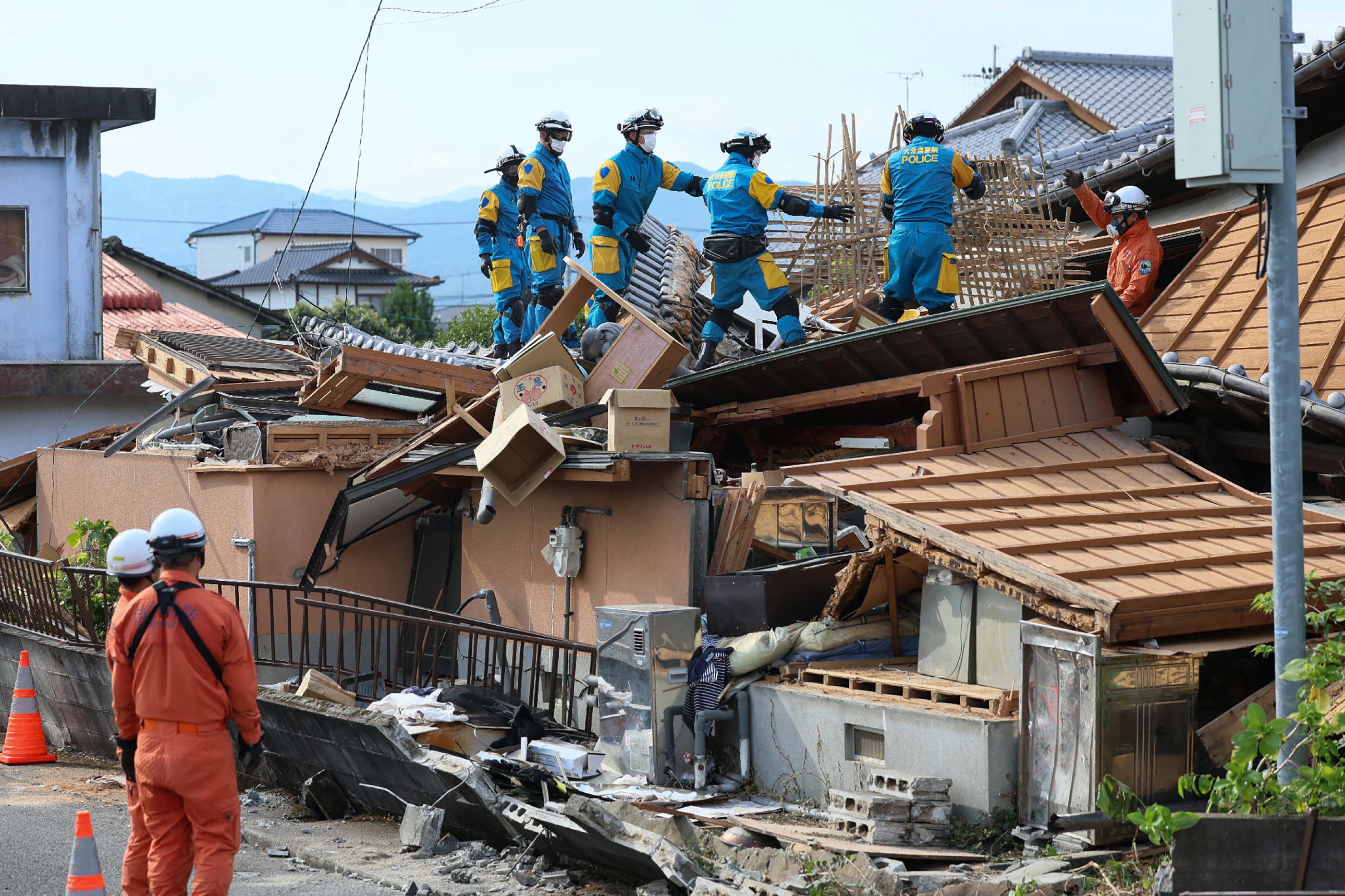 Equipos de rescate trabajan en una vivienda dañada por un terremoto en Yatsushiro, Japón, el mes pasado. El país asiático registró un sismo de magnitud 6,8