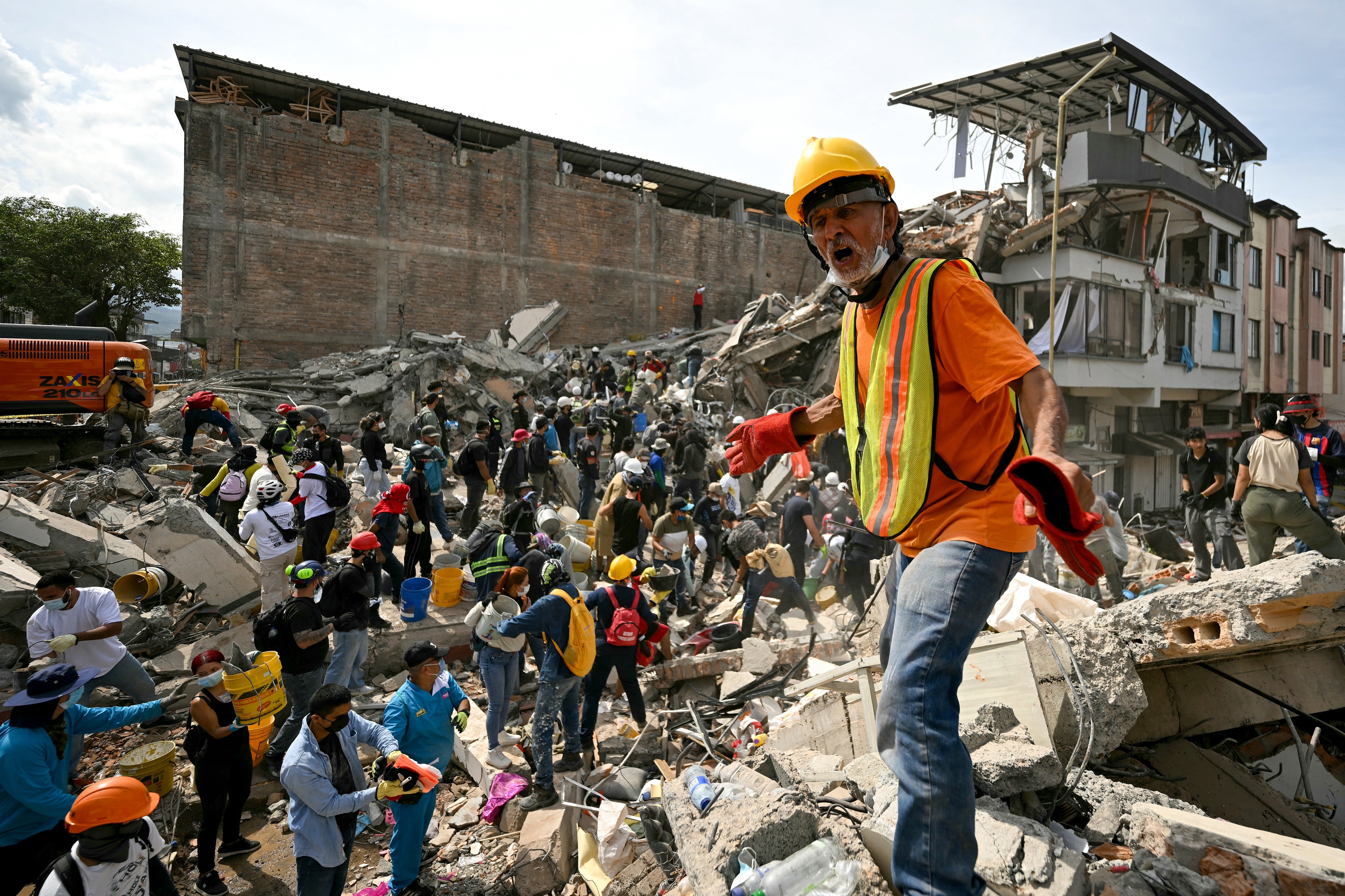 Equipos de rescate buscan sobrevivientes entre los escombros de un edificio que colapsó tras un terremoto en Pereira, Colombia, a principios de agosto. Varios sismos de gran magnitud causaron graves daños en distintas partes del mundo durante este verano