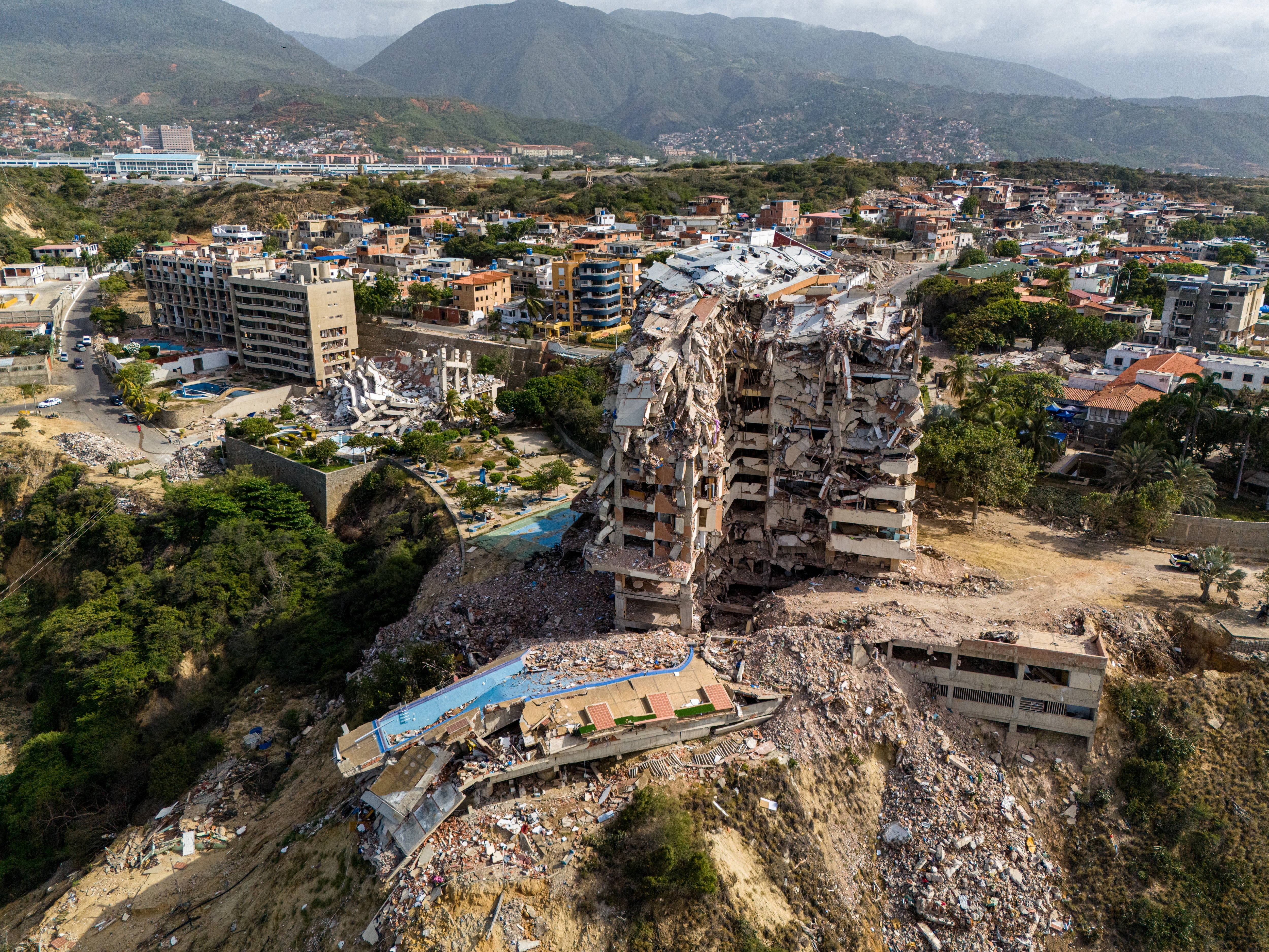 Una vista aérea muestra una zona afectada por el colapso de estructuras tras un terremoto en Catia La Mar, Venezuela, a principios de este verano. El país registró dos sismos consecutivos en junio