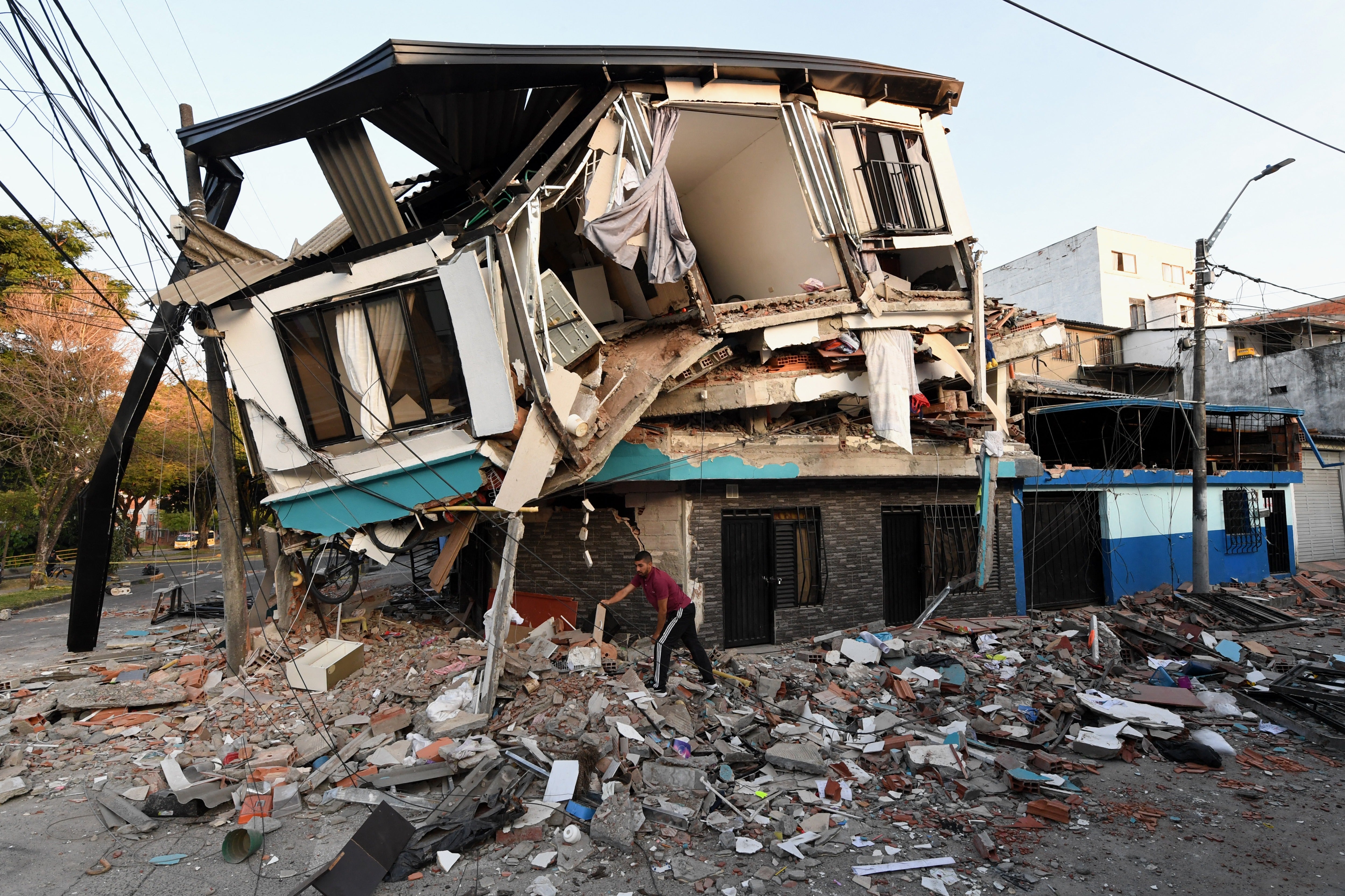 Un hombre retira los escombros de una casa que colapsó tras un terremoto en Pereira, Colombia, a principios de agosto. El sismo fue uno de los más fuertes registrados en el país en los últimos años