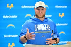 El centro de Chargers Tyler Biadasz se lesiona la rodilla izquierda y busca más opiniones