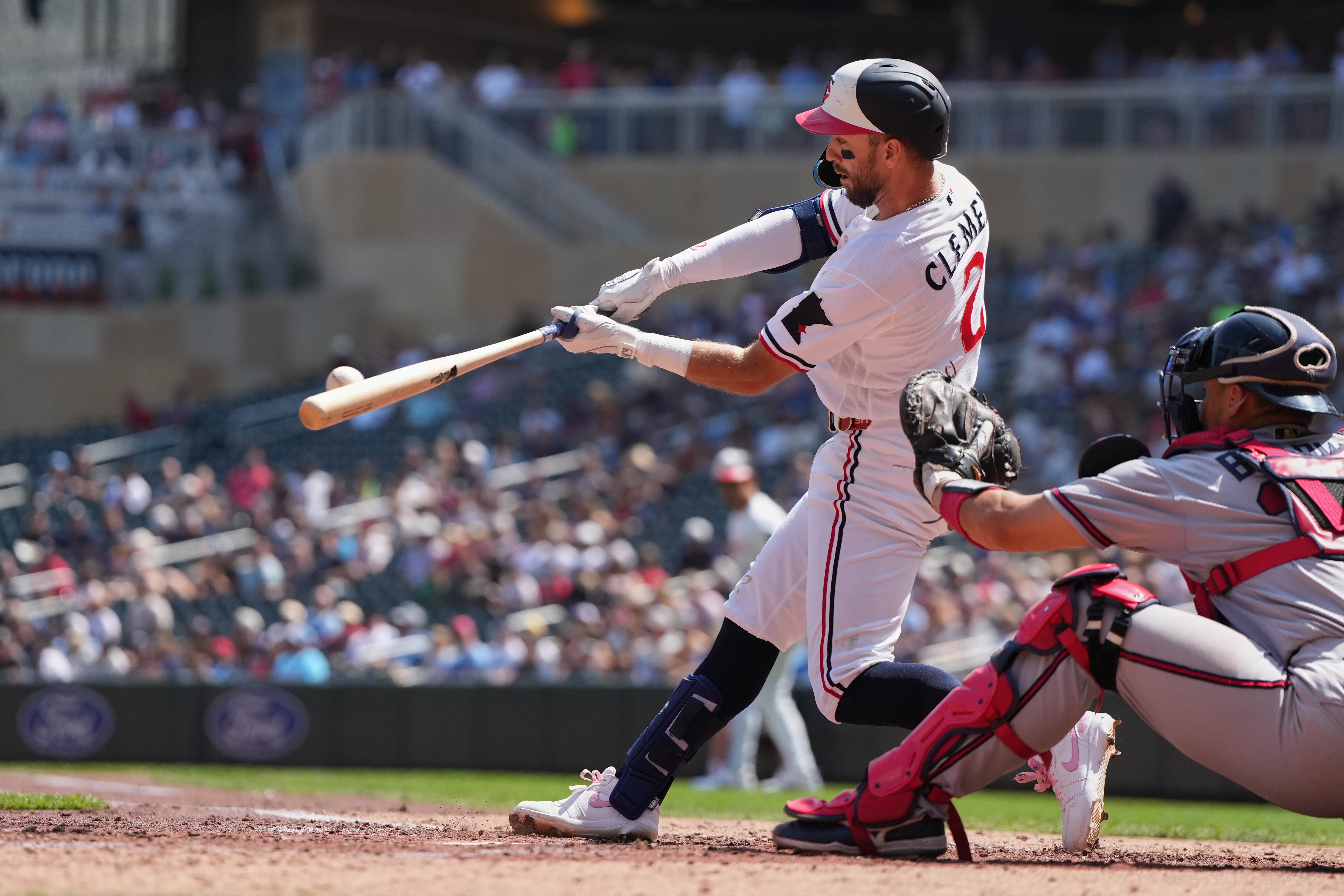 Clemens impulsa 3 carreras y los Mellizos vencen 6-4 a los Bravos para barrer la serie