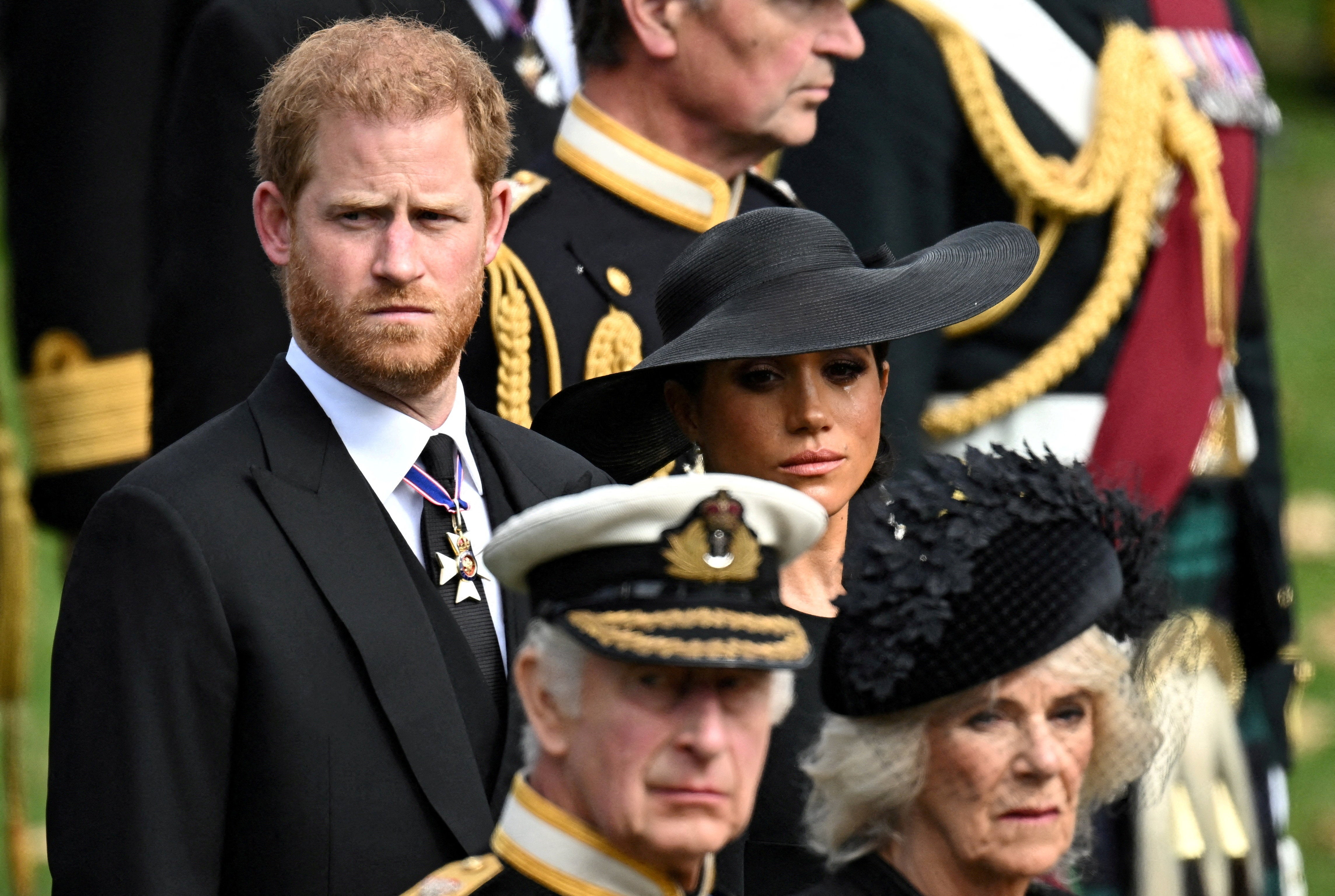 Imagen de archivo: Meghan, duquesa de Sussex, junto al príncipe Harry, la reina Camilla y el rey Carlos III durante el funeral de Estado de la reina Isabel II en Londres