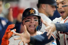 Pecko poncha a 4 en su debut, Vázquez pega su 7mo jonrón y Astros superan 3-2 a Angelinos