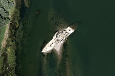 Un barco histórico emerge en Serbia mientras la sequía y el calor secan ríos de Europa