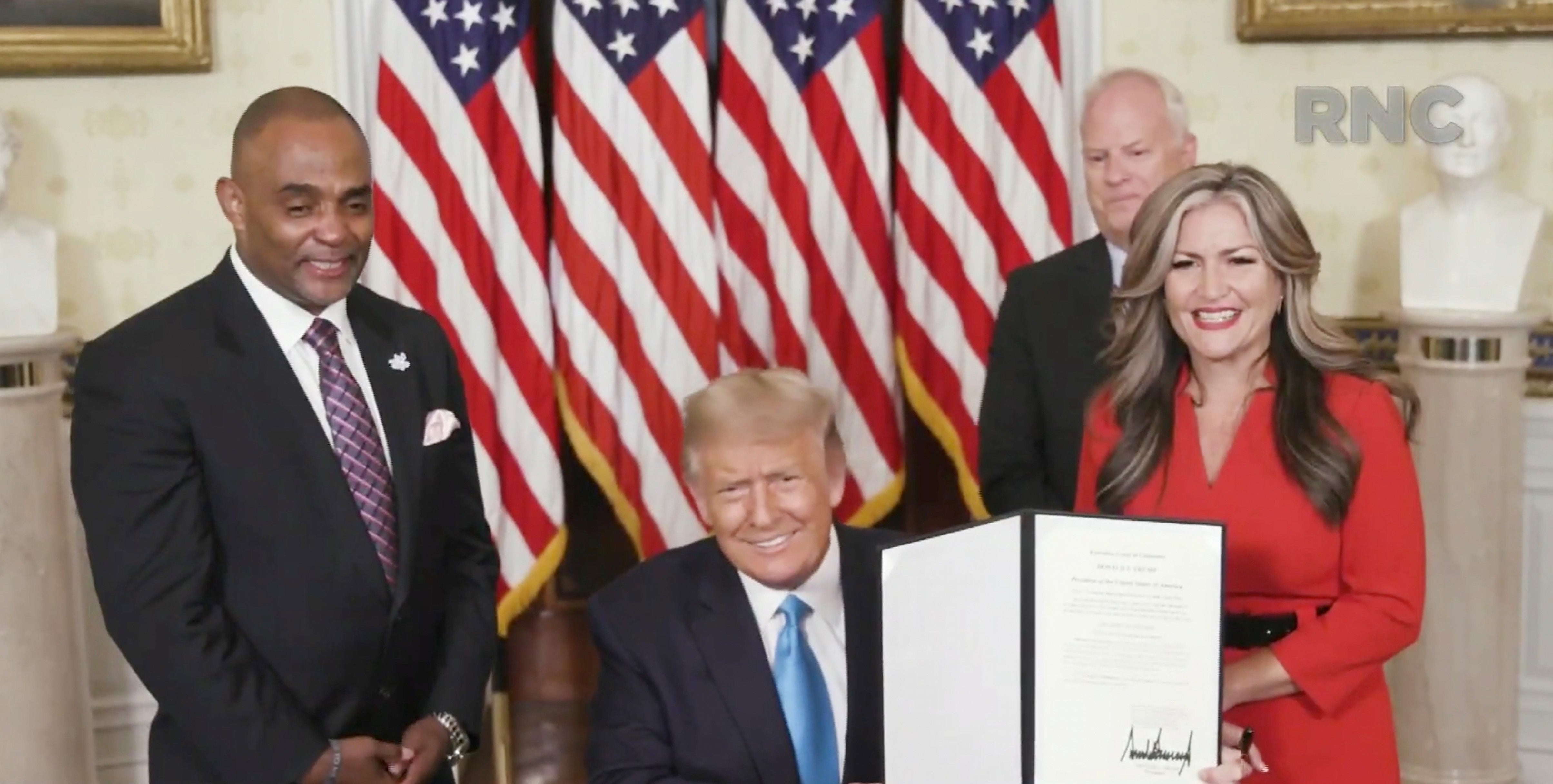 Donald Trump concedió un indulto a Jon Ponder, a la izquierda, en 2020, en el marco de un video de siete minutos de la Casa Blanca en el que se celebraba el programa de reinserción HOPE for Prisoners de Ponder