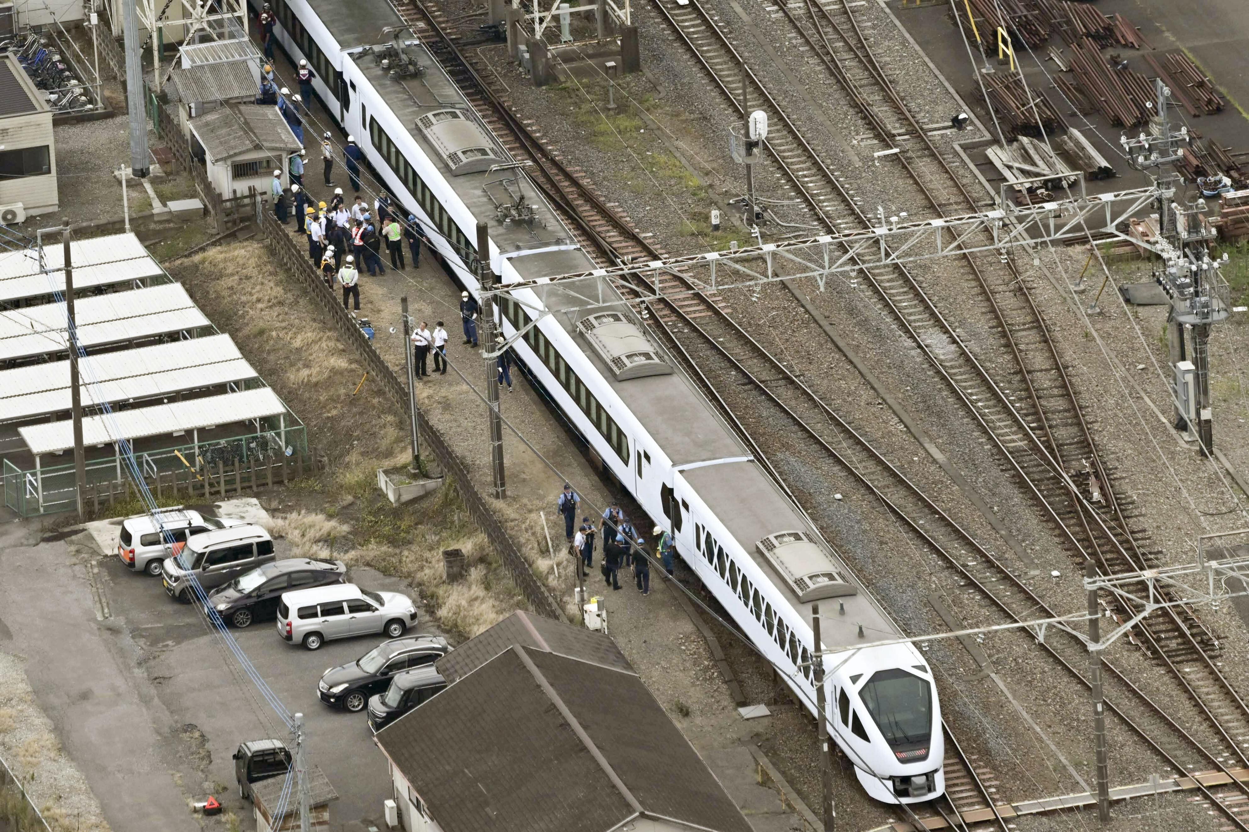Tren expreso atropella y mata a 4 trabajadores en una estación ferroviaria en Japón