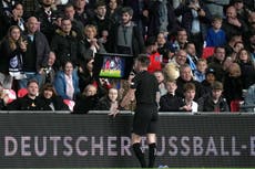 La Copa de Alemania enfrenta interrupciones por protestas masivas de aficionados contra el VAR