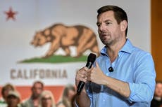 Agentes incautan dispositivos del exlegislador de California, Eric Swalwell, denunciado por abuso