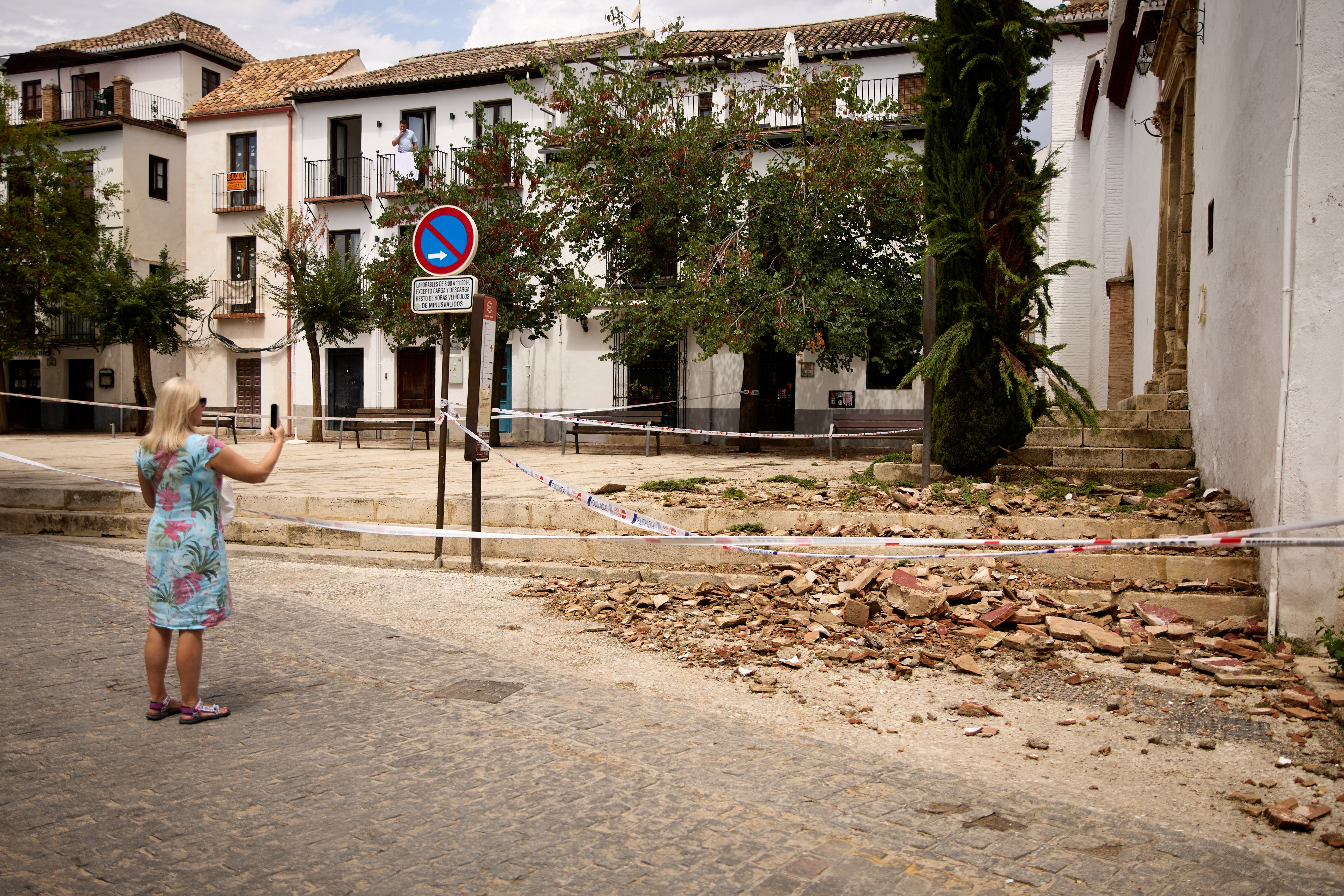 Un turista fotografía los daños en las baldosas de la entrada de la iglesia de San Miguel Bajo, en Granada, España, el fin de semana pasado. Los expertos recomiendan contar con un plan de emergencia antes de que ocurra un terremoto