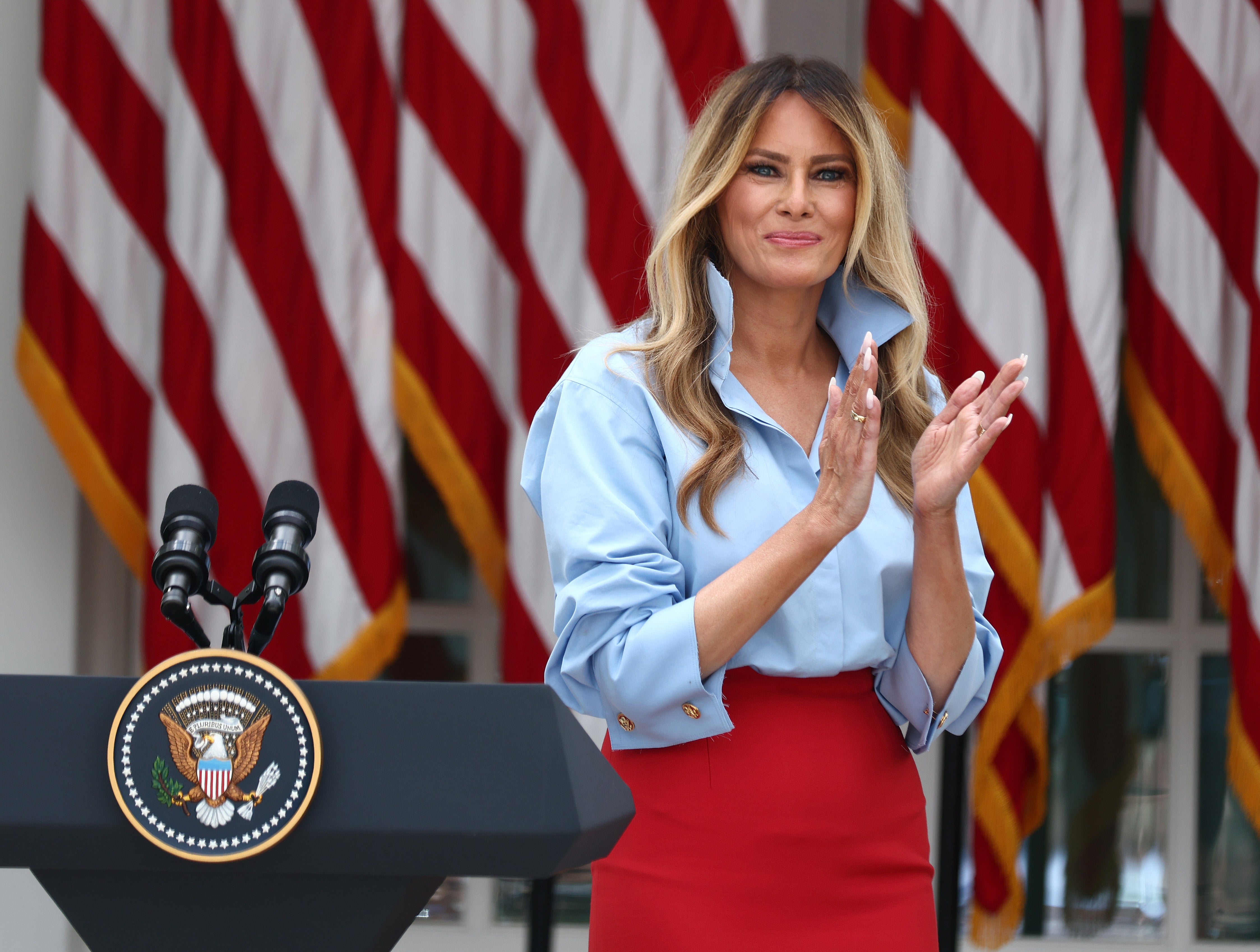 La primera dama Melania Trump reapareció en público el 20 de agosto, tras un mes de ausencia, para hablar desde la Casa Blanca sobre su iniciativa de apoyo a jóvenes en hogares de acogida. Su regreso se produce mientras el Gobierno de Trump enfrenta un fuerte escrutinio por el papel y la influencia de una de las principales asesoras del presidente