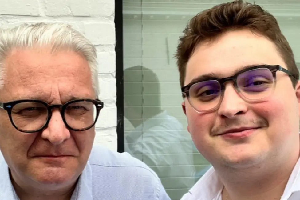 Clément Vandenkerckhove (derecha) con su padre, el príncipe Laurent de Bélgica.