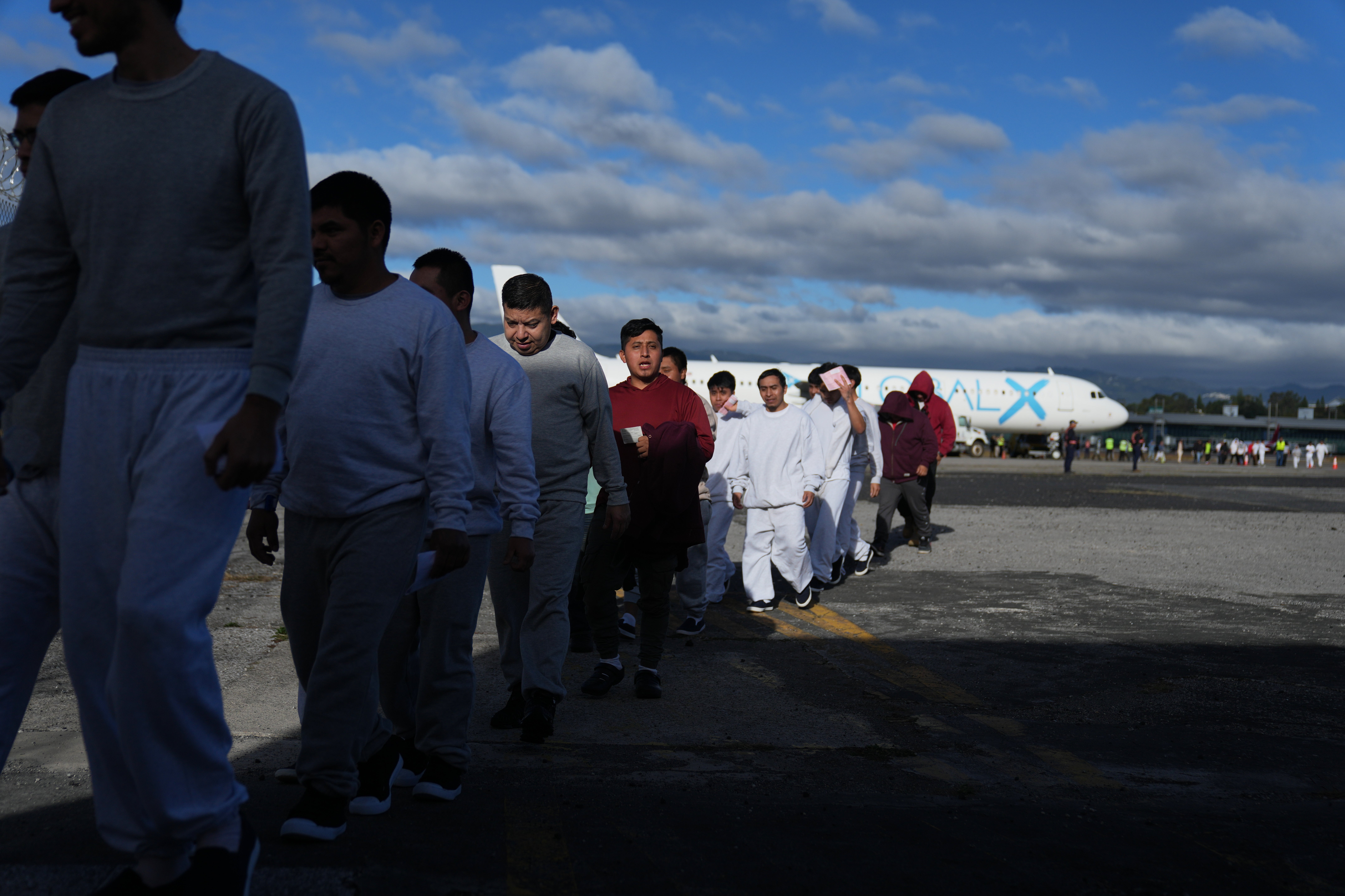 EEUU deporta a mexicanos a Centroamérica. Casi 2.300 llegaron a Guatemala, dice presidente Arévalo