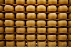 Redes sociales afirman falsamente que ola de calor amenaza queso en Italia