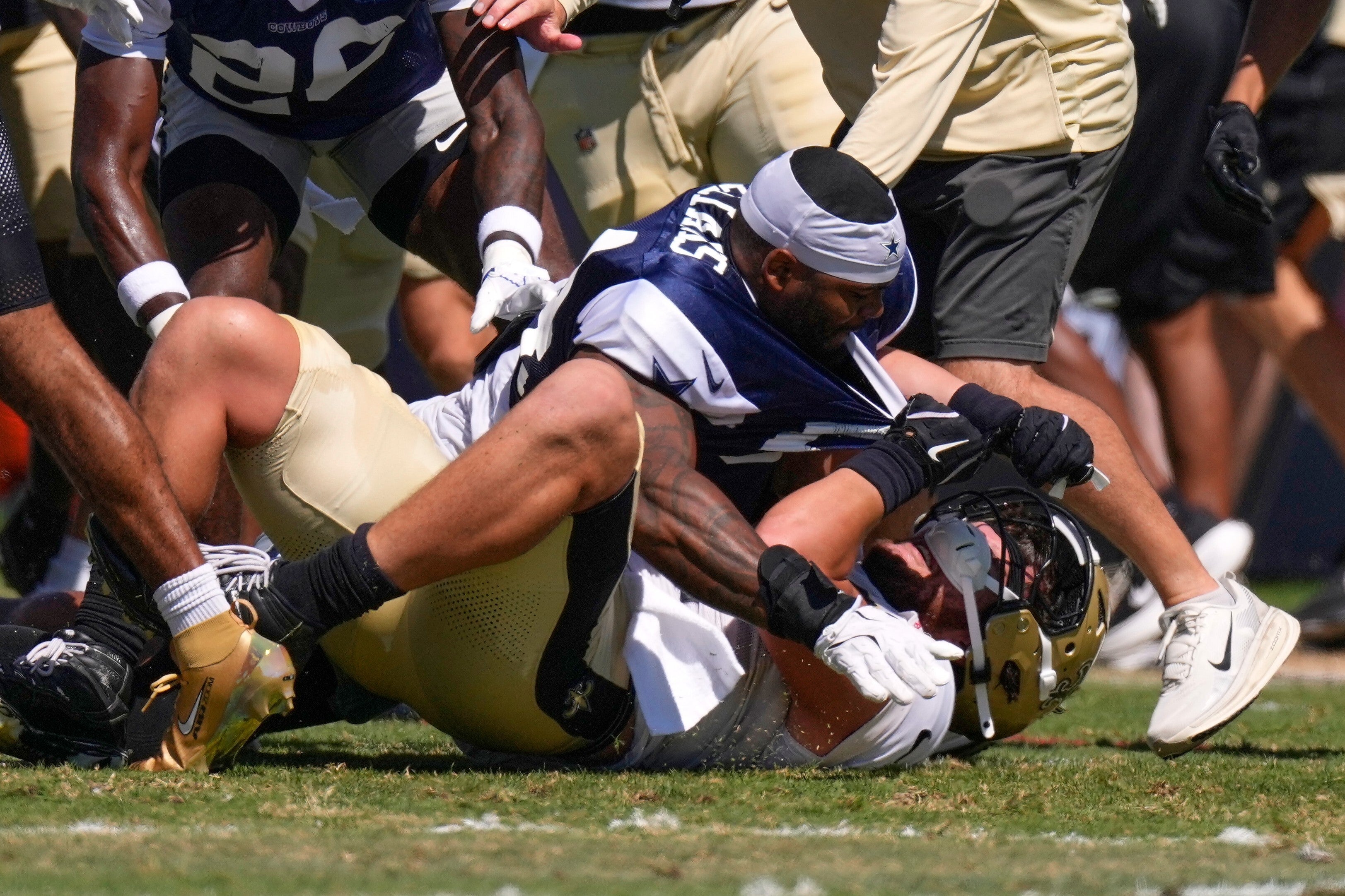 Cowboys y Saints multados con 500.000 dólares cada uno por la NFL tras pelea en práctica