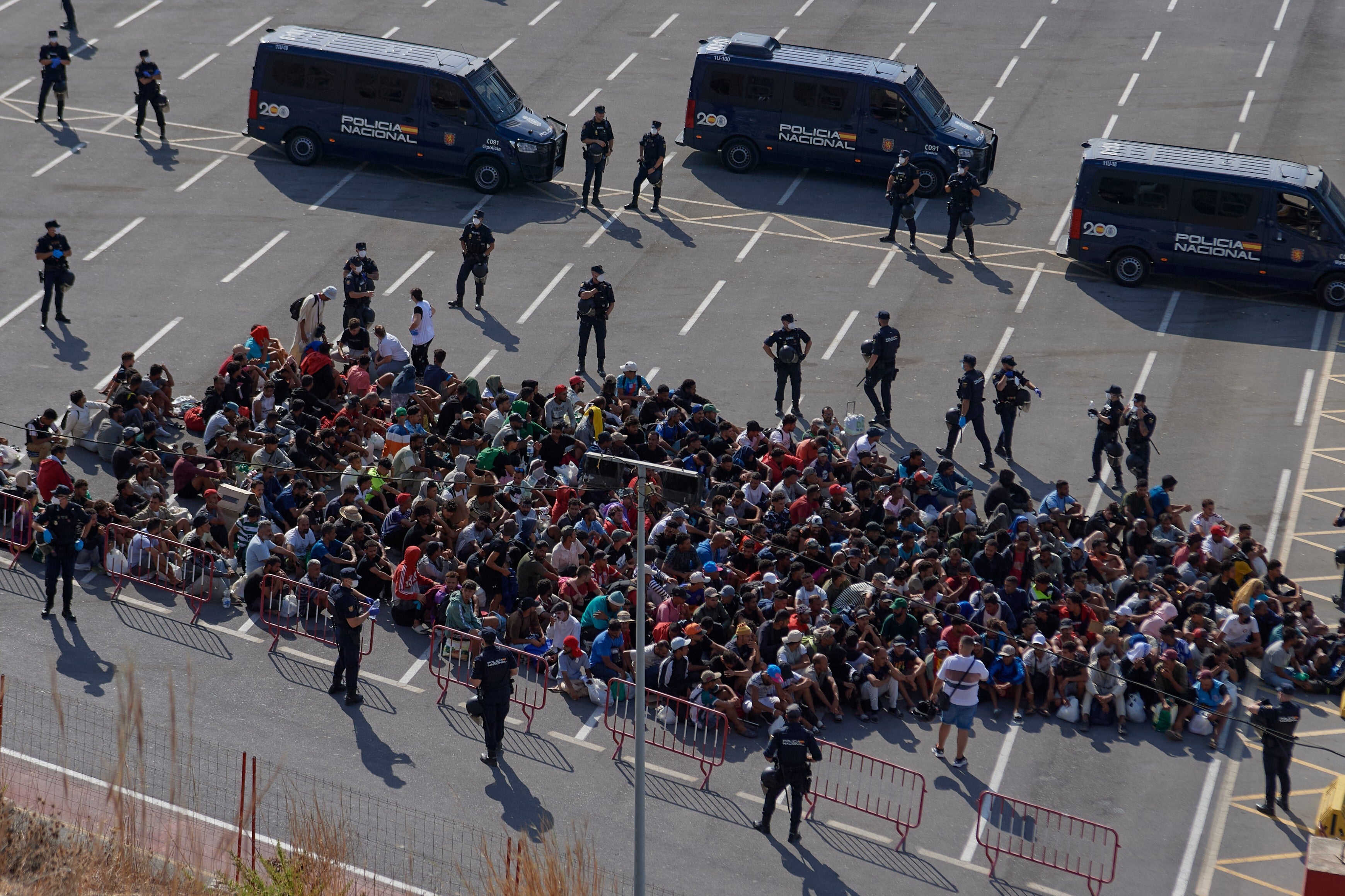 Miles de migrantes en Ceuta esperan en el limbo mientras España decide qué hacer con ellos