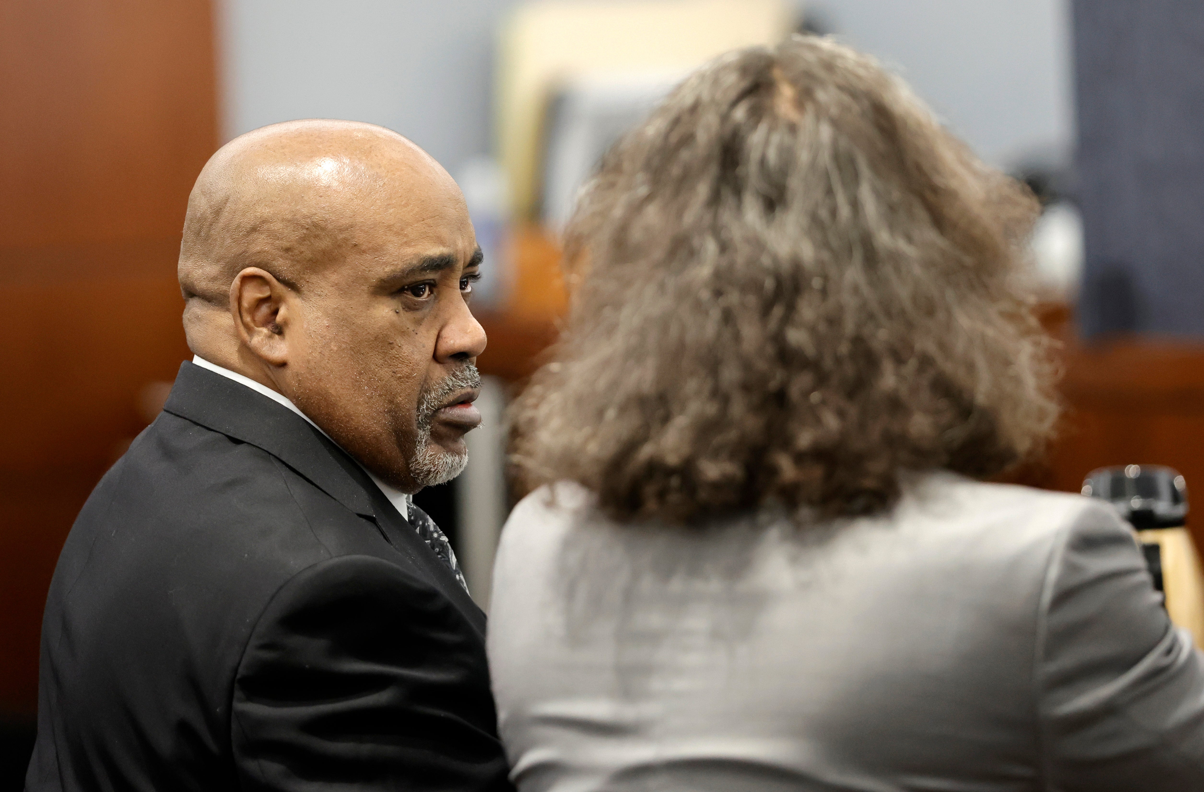 Davis afirmó que el Cadillac blanco en el que él y Anderson viajaban junto con otros dos hombres se detuvo junto a un automóvil en el que se encontraba Shakur