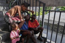Primer grupo de deportados llega al convulso Haití tras fin del TPS en EEUU
