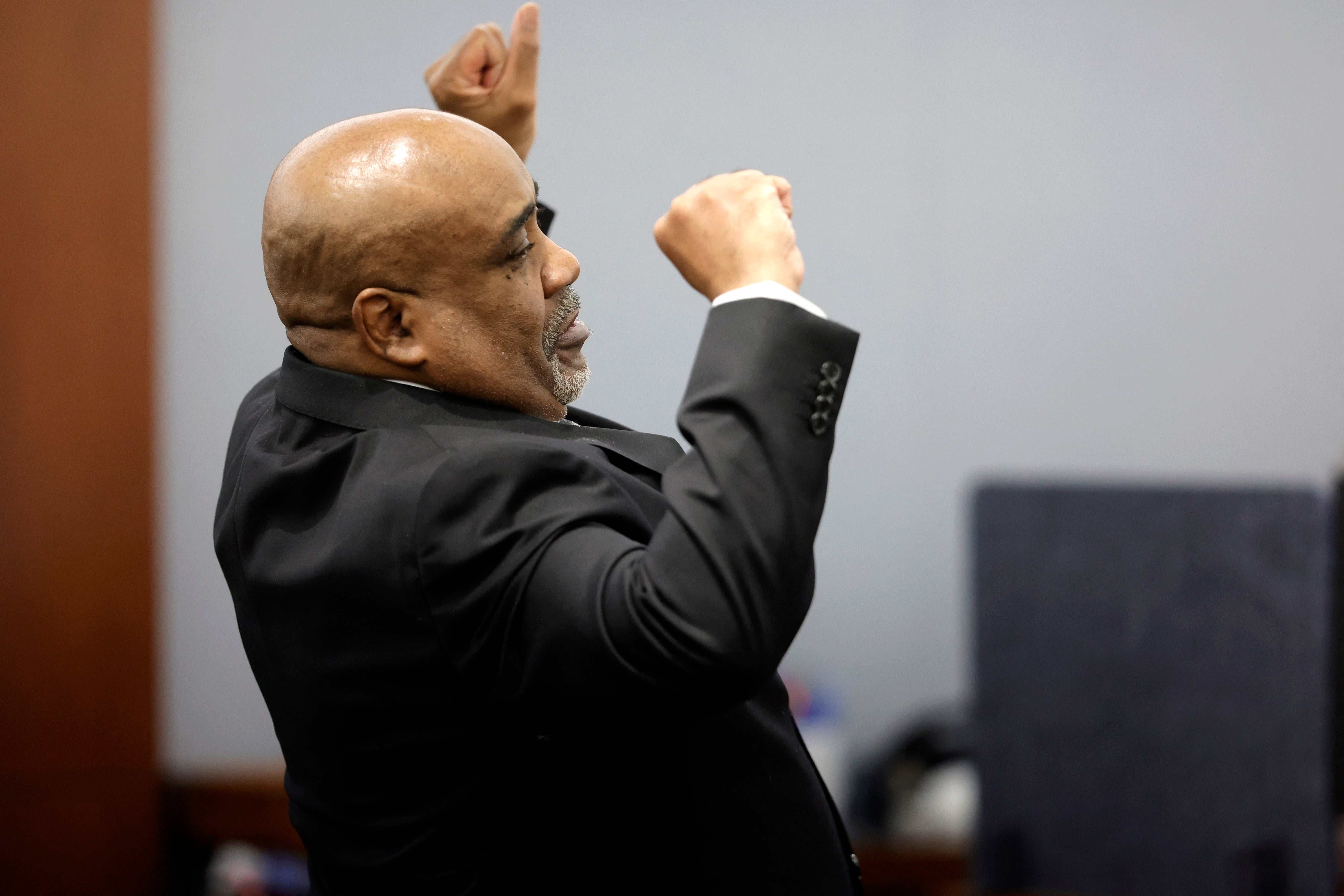 <p>Duane Davis se estira tras una jornada en el tribunal durante su juicio por asesinato, relacionado con el homicidio del rapero Tupac Shakur en 1996, en el Juzgado de Distrito del Condado de Clark, situado en el Centro Regional de Justicia de Las Vegas, Nevada, EE. UU.</p>