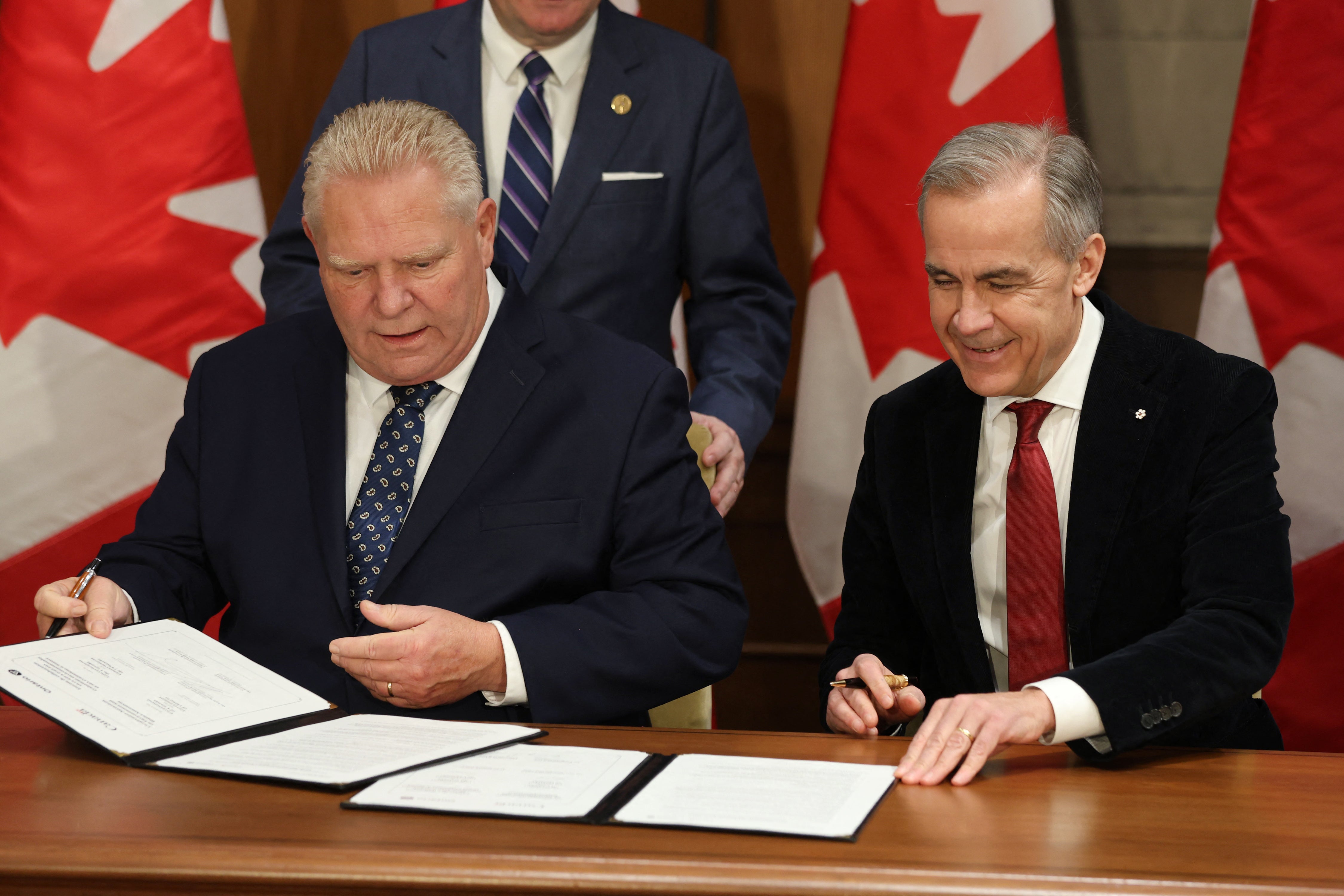 El presidente del Gobierno de Ontario, Doug Ford (a la izquierda), amenazó con cortar el suministro de electricidad y minerales esenciales a Estados Unidos