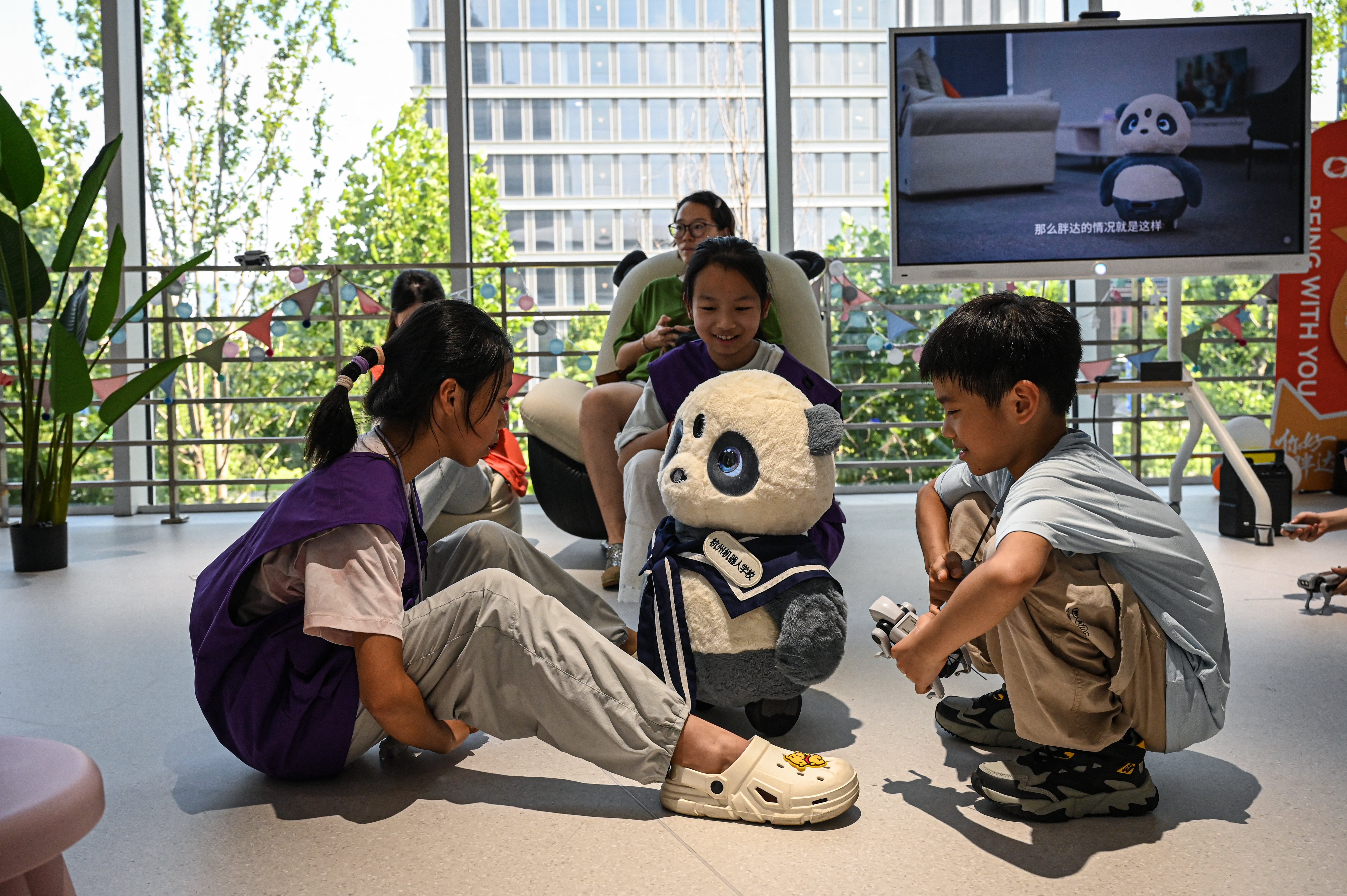 <p>Archivo: niños jugando con el robot Pangda en la Escuela de Robótica de Hangzhou, en Hangzhou, China</p>