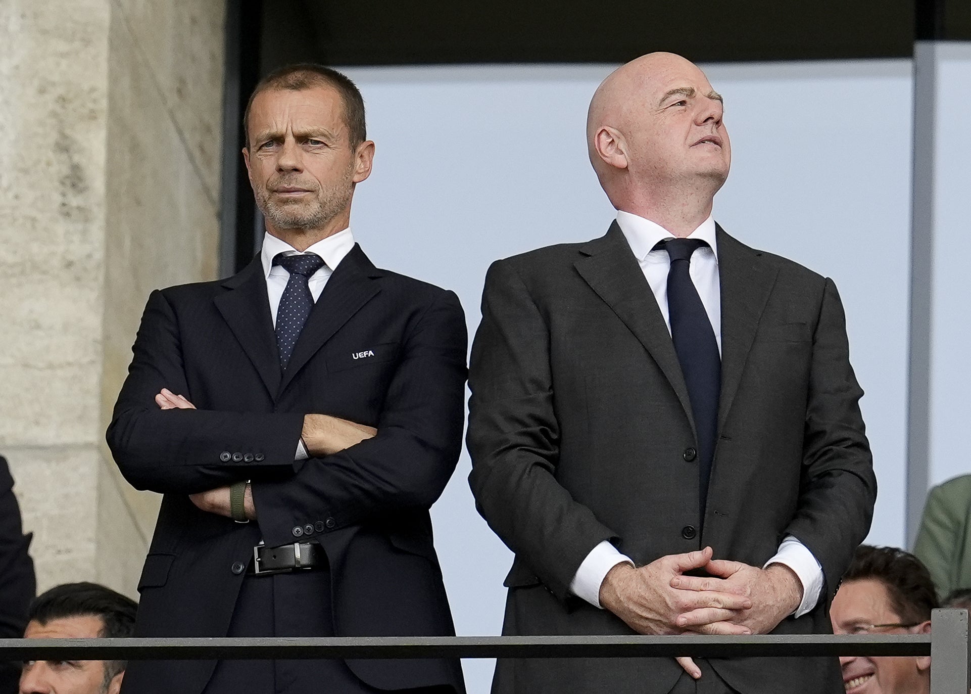 El presidente de la UEFA, Aleksander Ceferin (a la izquierda), junto a Infantino