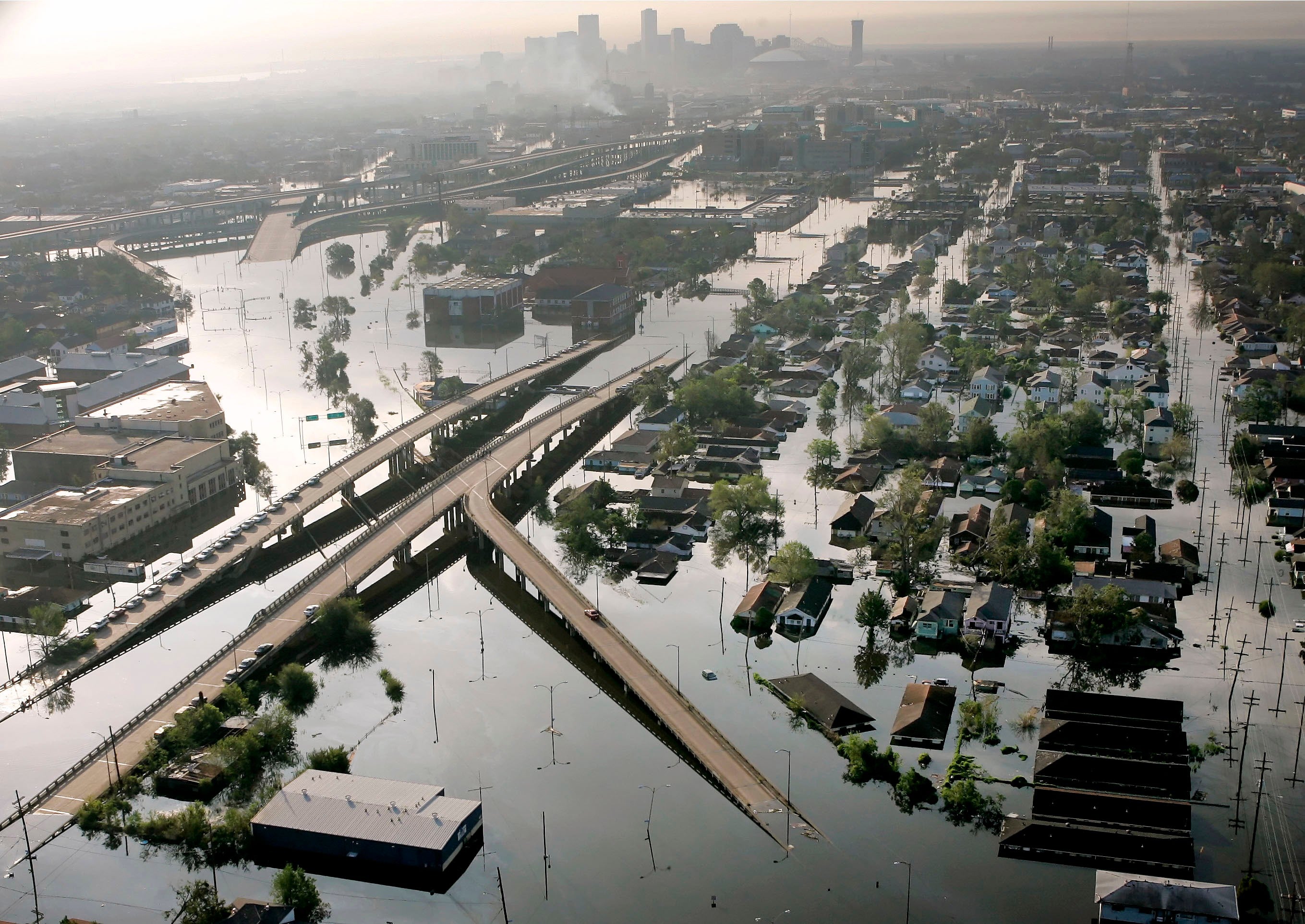 Entre las tormentas más devastadoras cuyos nombres fueron retirados se encuentra Sandy, que azotó Jamaica, Cuba y la costa este de Estados Unidos en 2012 y causó la muerte de 182 personas, así como Katrina, que golpeó la costa estadounidense del golfo de México en 2005
