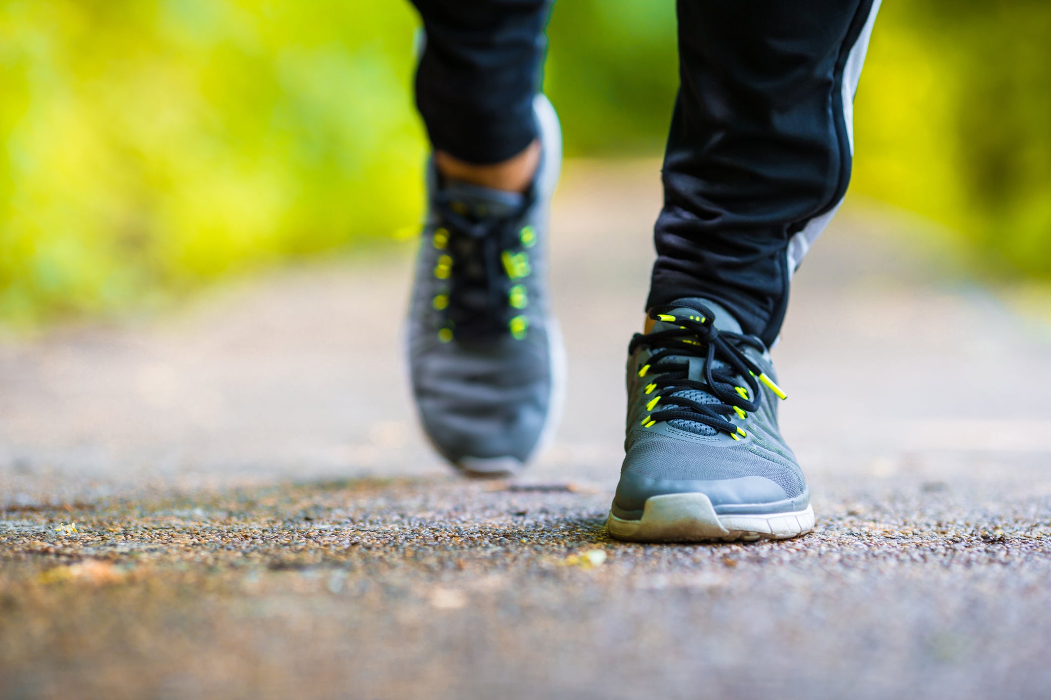Entre las actividades de alto impacto se incluían trotar, el tenis, el esquí, las acrobacias, el ballet, el trabajo físico pesado y el senderismo con mochila