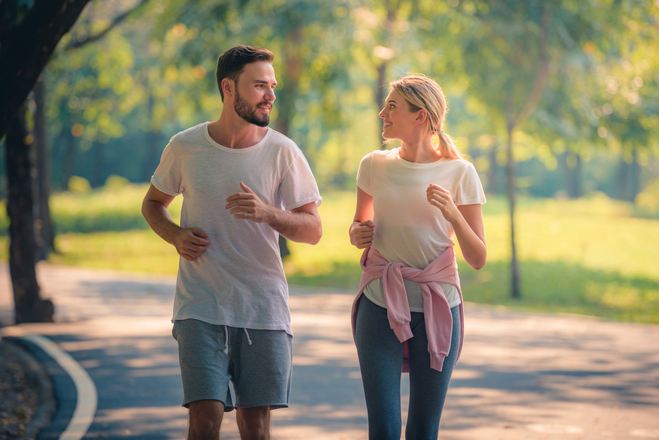 La última tendencia en salud, la “caminata linfática”, consiste en balancear más los brazos, mantener una postura erguida y respirar más profundamente mientras se camina