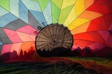 Globos de tres países tiñen de colores el amanecer en la mitad del mundo