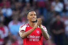 Arsenal ficha al defensor Konsa del Villa para reforzar la defensa