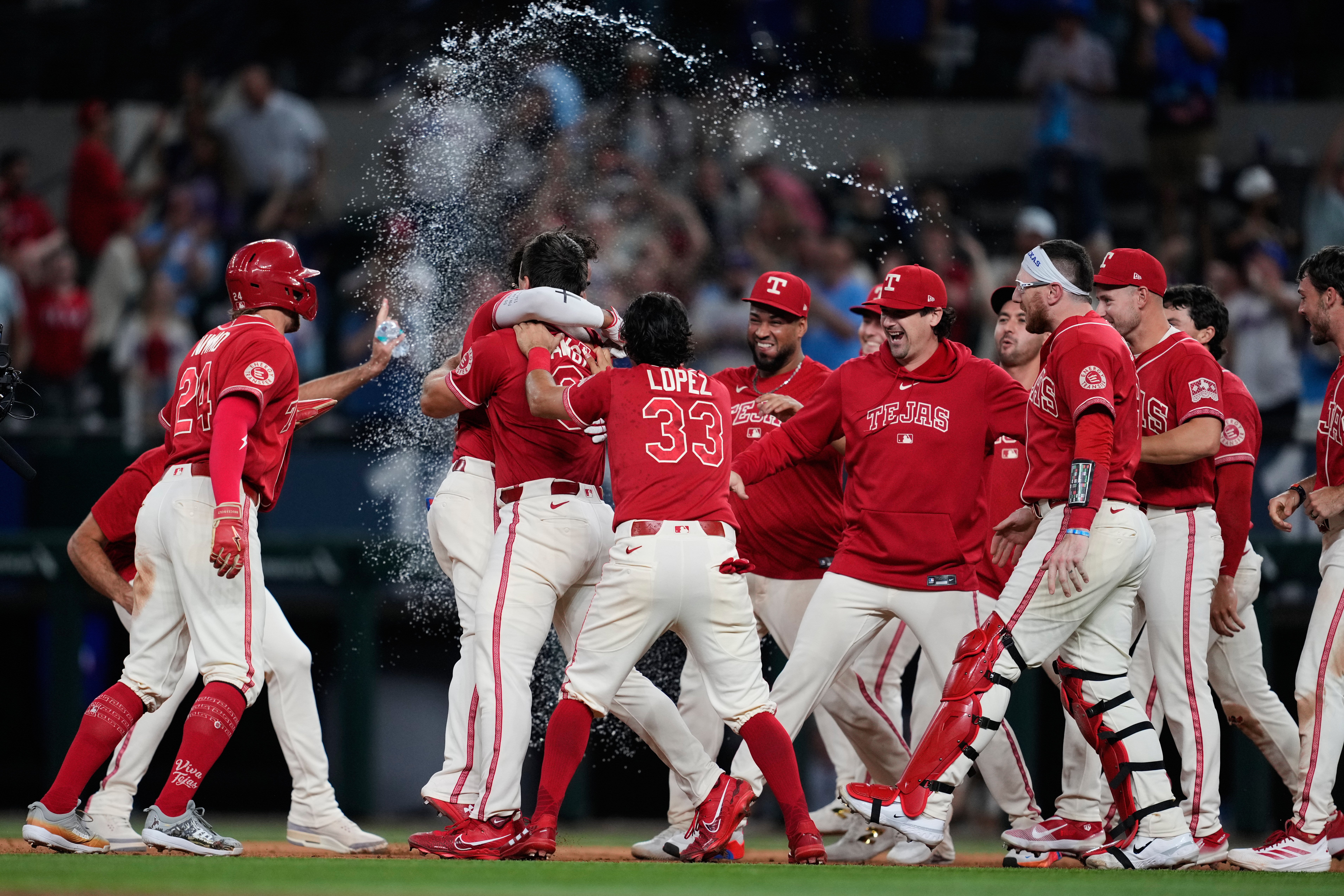 Sin carreras en 9 innings, Rangers vencen 2-1 a Angelinos; Langford empata con doble y anota en 10mo