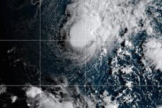 Tormenta tropical Moke se dirige a Hawai con vientos fortalecidos