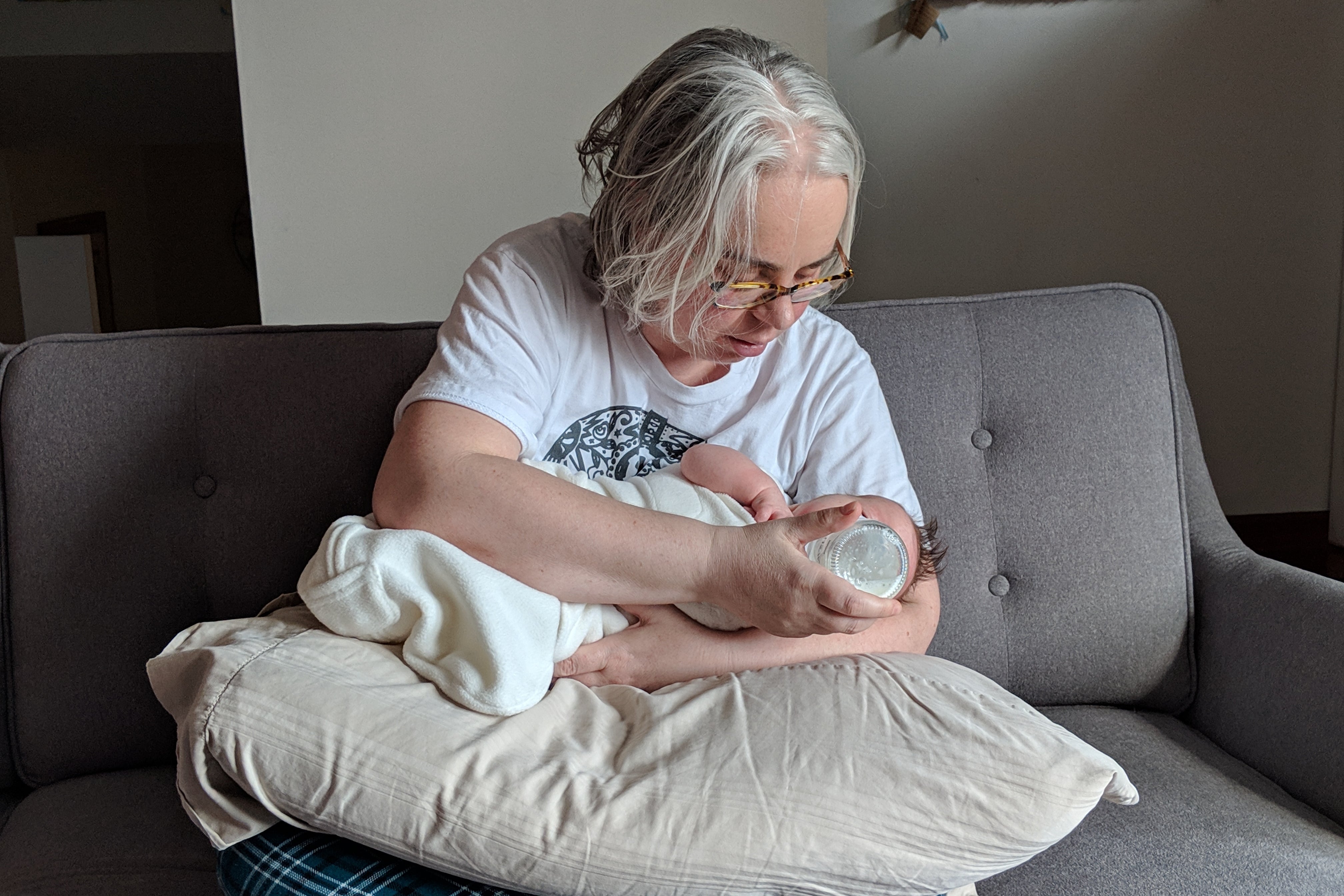 En esta fotografía proporcionada por James Fitzsimmons, Bridget María Chesterton sostiene en brazos a su hija recién nacida en su casa de Grand Island, Nueva York, el 20 de marzo de 2019