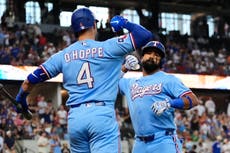 Los Rangers vencen 5-3 a los Angelinos y empatan a los Astros en la cima del Oeste de la Americana