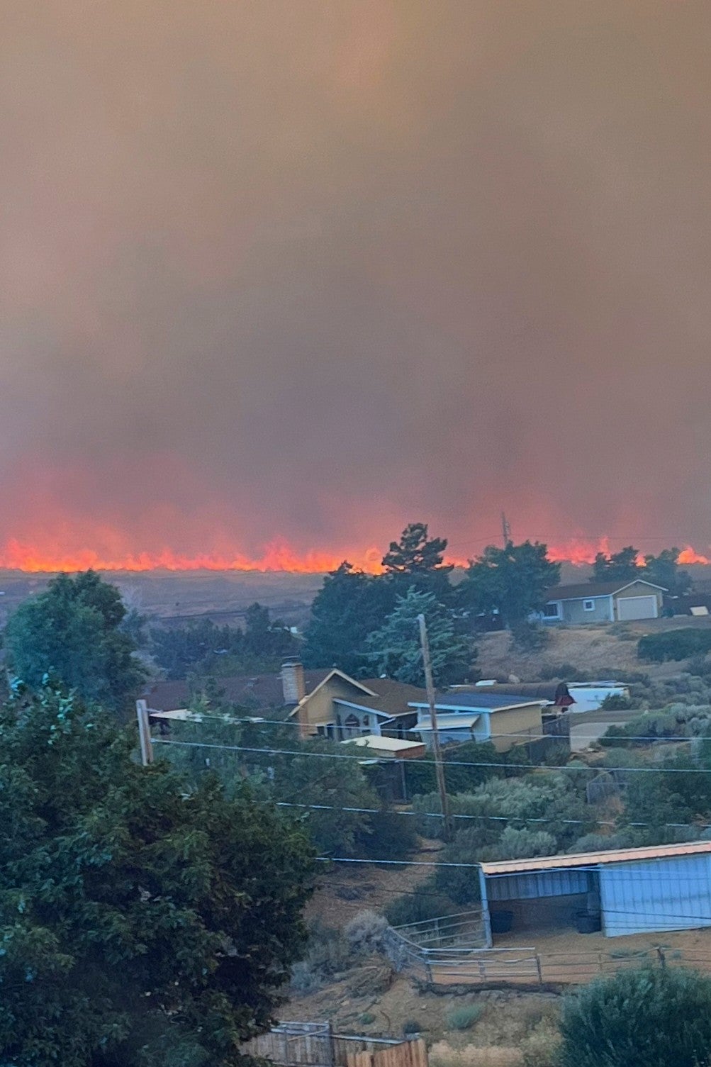 Incendio forestal provocado se acerca a la ciudad de Reno y obliga a evacuar a miles