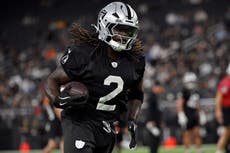 Ashton Jeanty sale ayudado tras una aparente lesión en la pierna derecha en práctica de Raiders