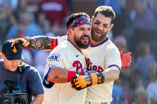 Un jonrón de 459 pies de Kyle Schwarber corona una remontada increíble de los Filis
