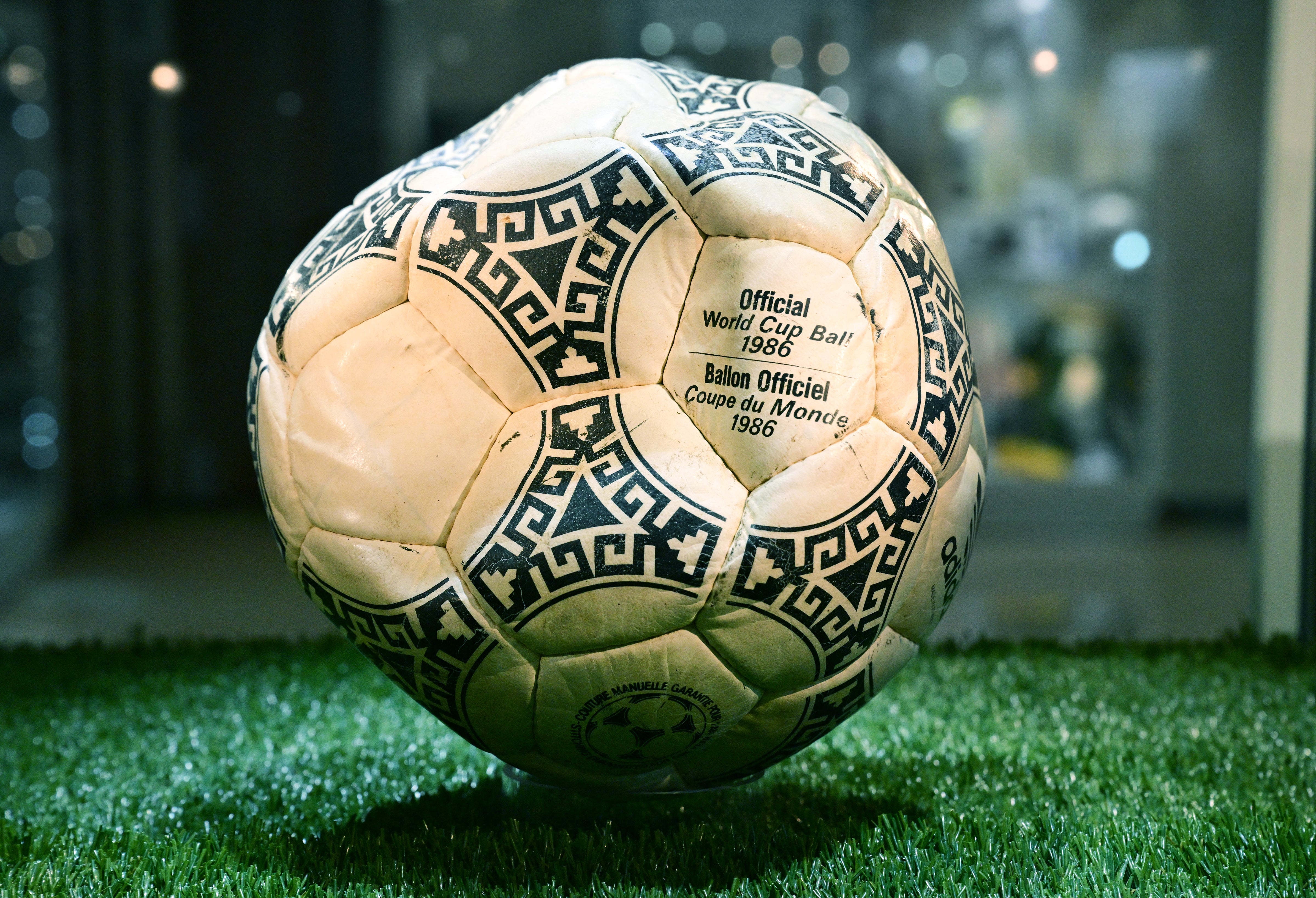 El balón de la “Mano de Dios” se vende por una cifra millonaria