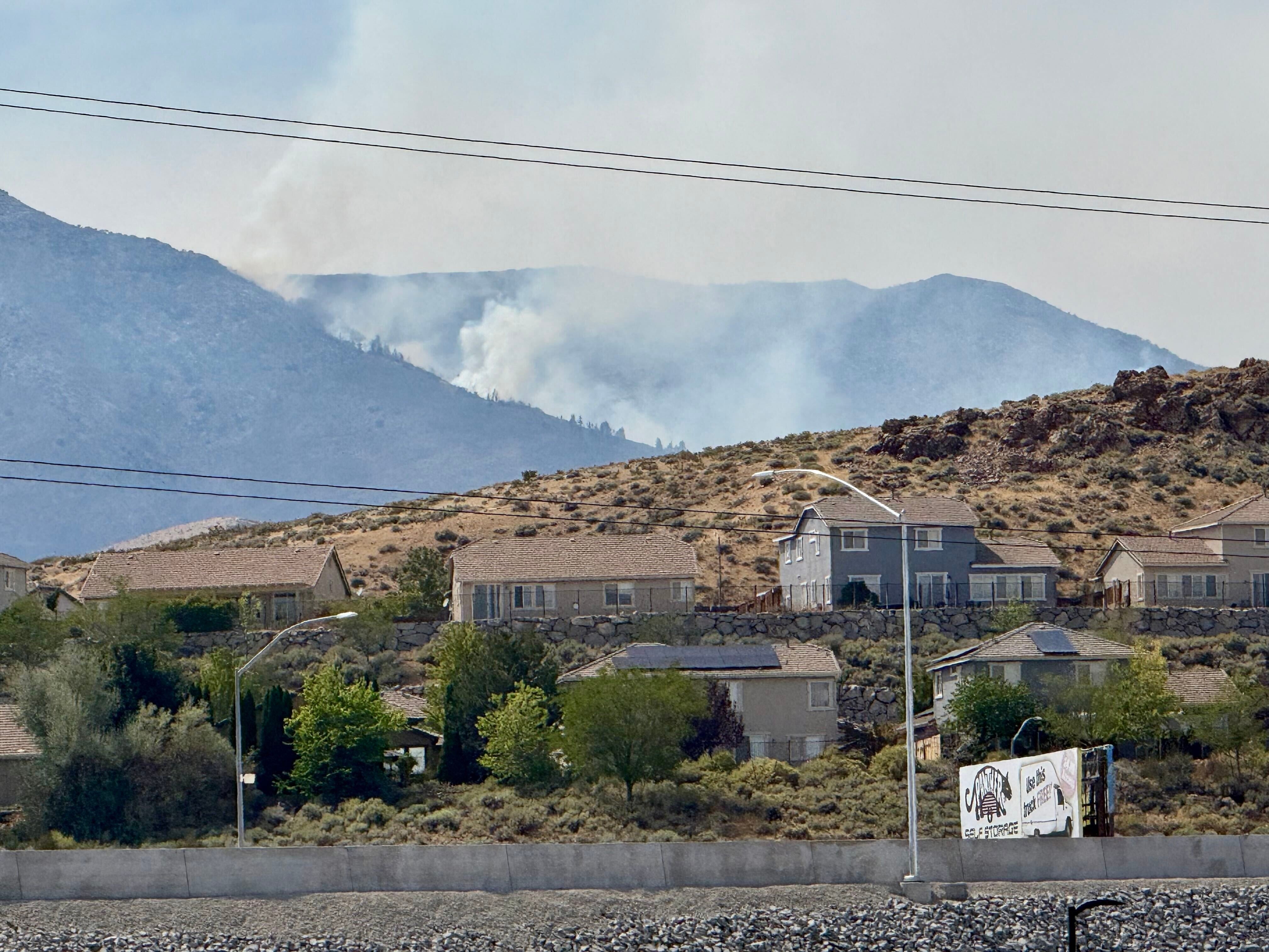 Nevada ordena evacuar a 90.000 personas mientras crece incendio forestal