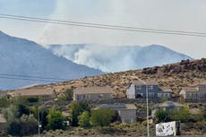 Nevada ordena evacuar a 90.000 personas mientras crece incendio forestal