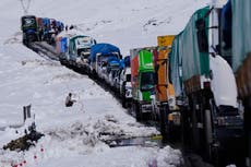 Fuertes nevadas obligan a suspender decenas de vuelos y cerrar carreteras en Bolivia