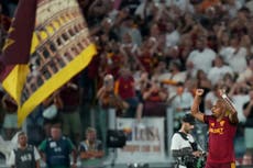 Malen marca 3 y la Roma aplasta 4-0 a la Fiorentina en la Serie A. Rogers debuta con gol en Chelsea