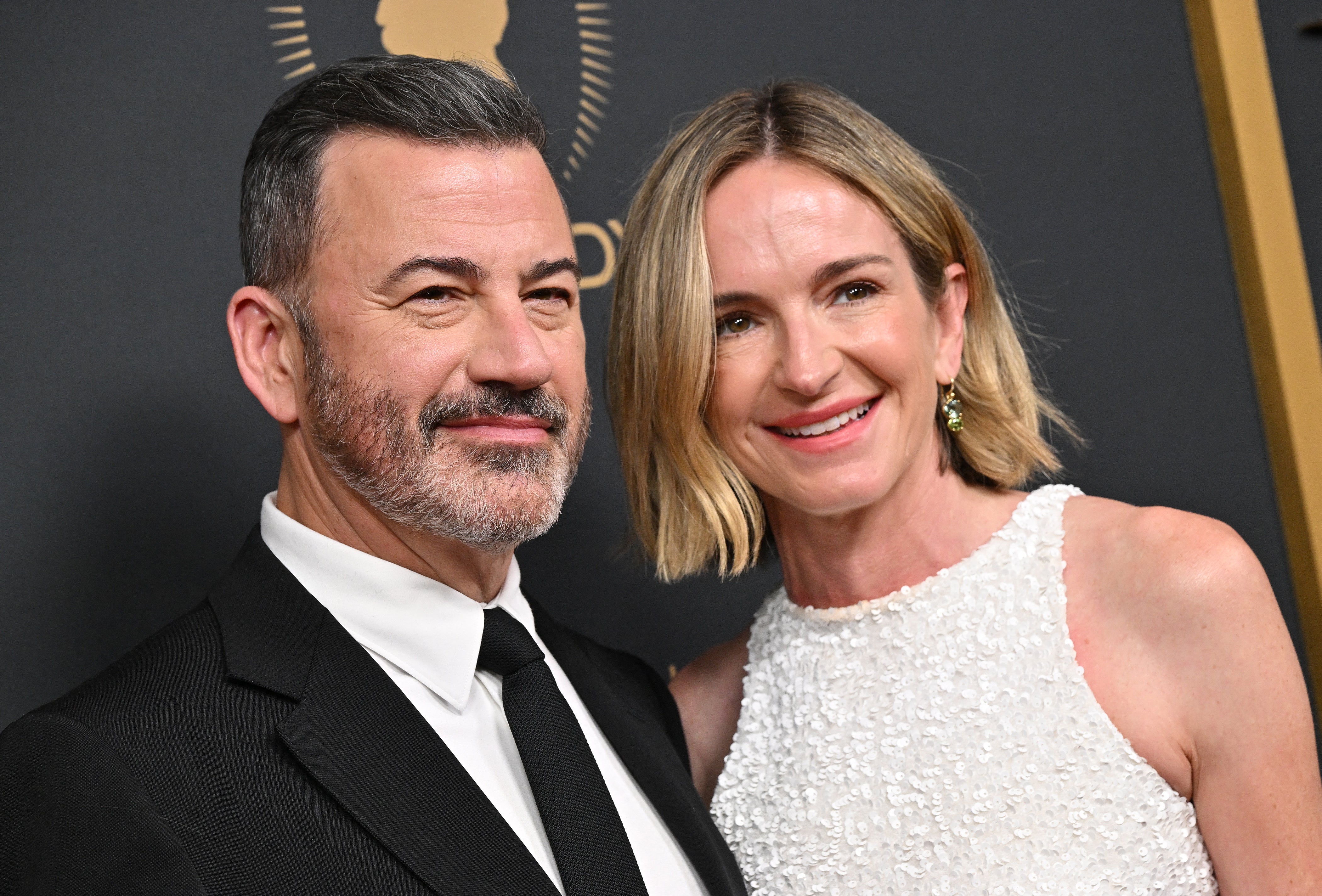 Molly McNearney, esposa de Kimmel desde hace 13 años y coguionista principal y productora ejecutiva de su programa, admite que tiene sentimientos encontrados sobre lo que debería hacer Kimmel