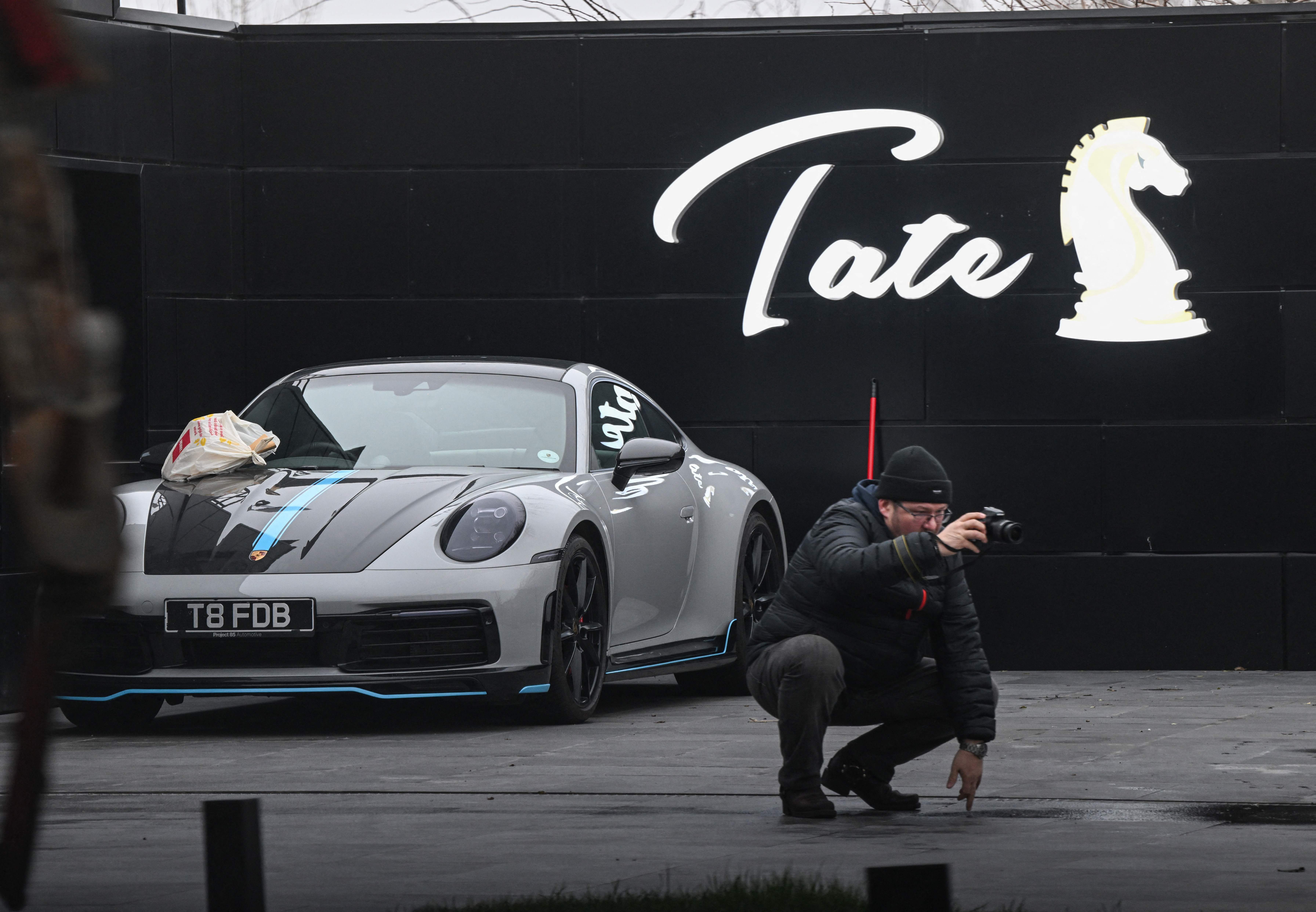 Un automóvil en las instalaciones de The Hustlers University, propiedad de Andrew Tate y su hermano, en Bucarest, el 14 de enero de 2023